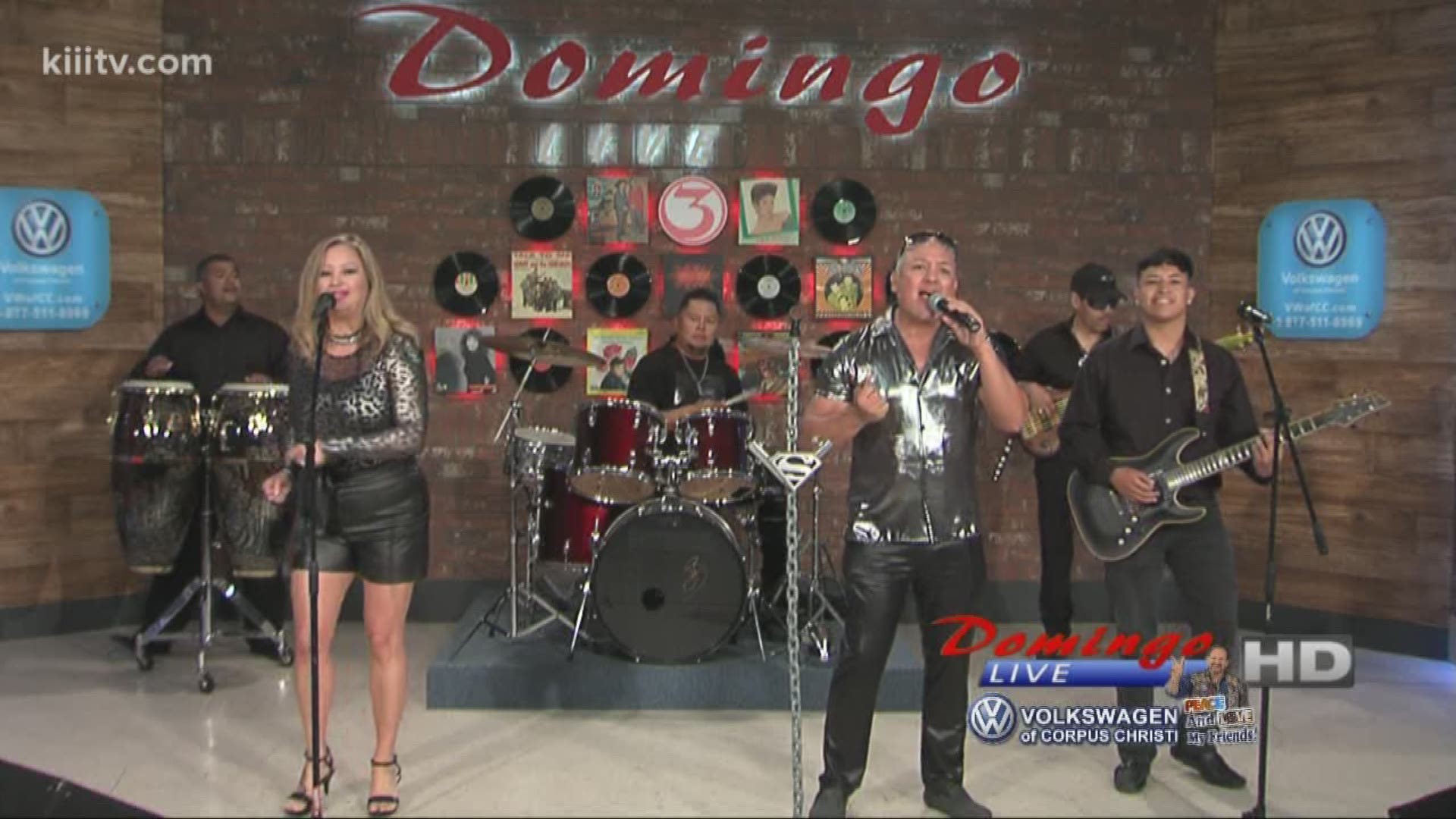 Super Sueno performing "Porque Te Tengo Que Olvidar" on Domingo Live.