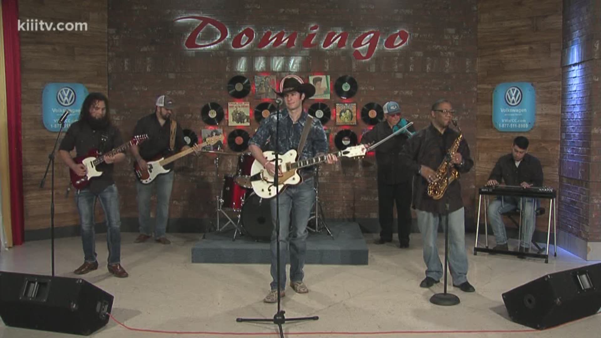 Robert Ray performing "I Found You" on Domingo Live.