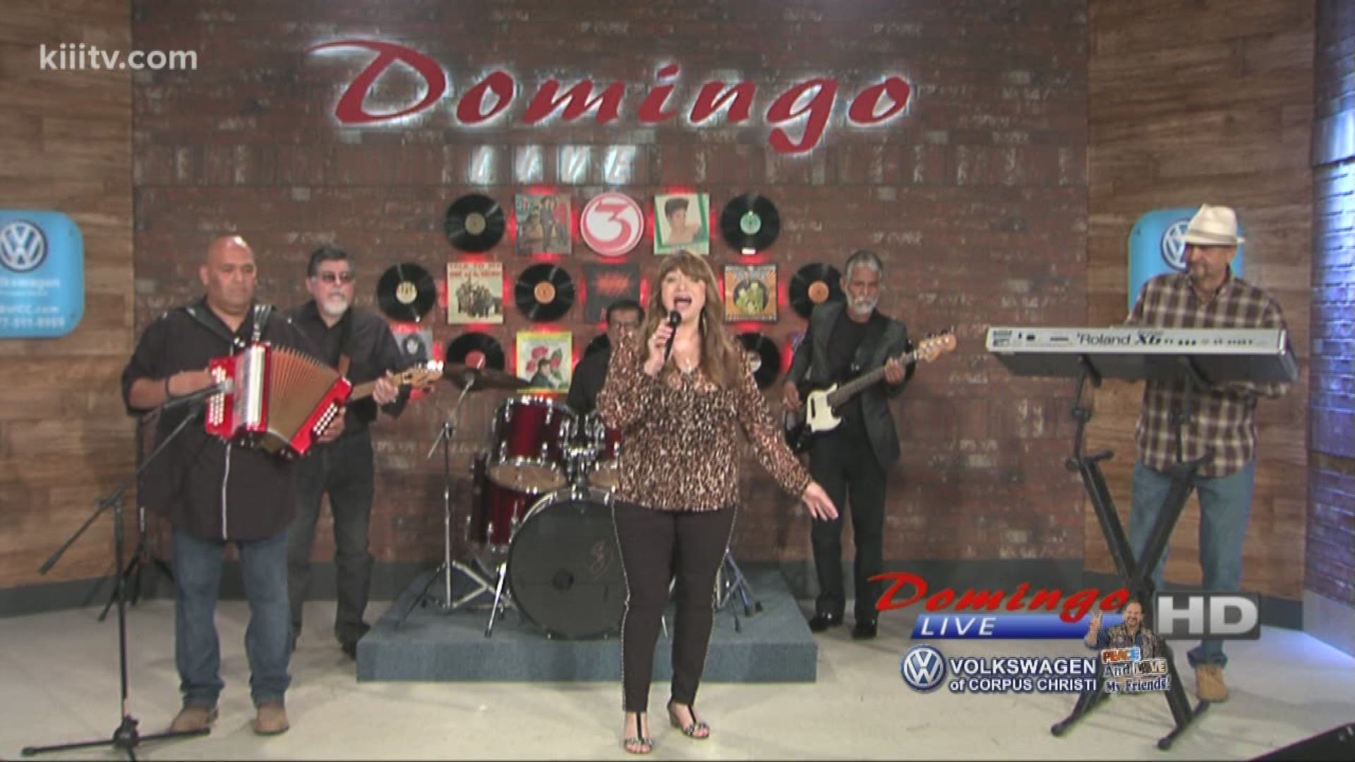 Linda Escobar performing "Baby I'm Yours" on Domingo Live.