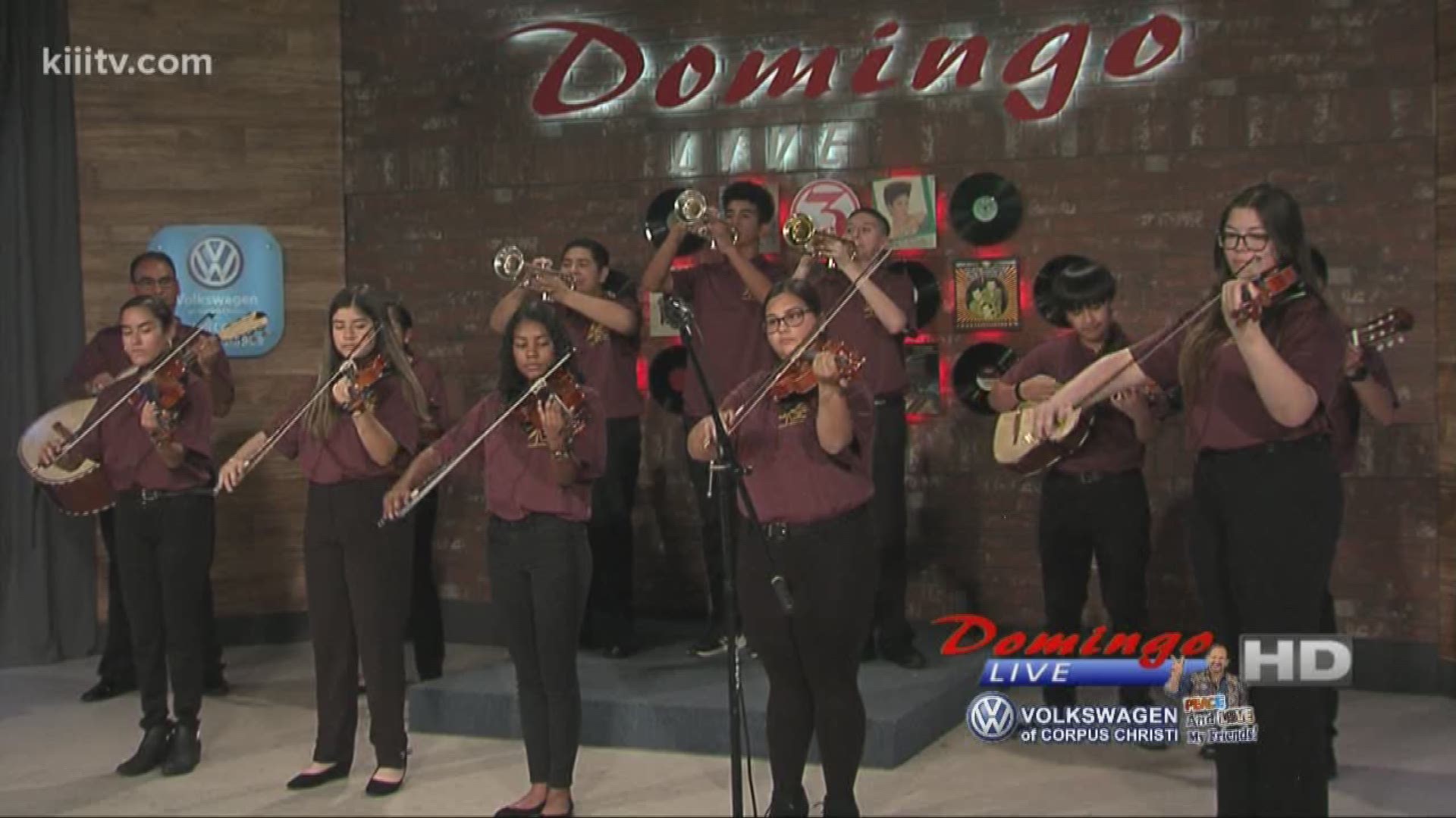 Tuloso Midway High School Mariachi performing "Popurri De Sones" on Domingo Live.