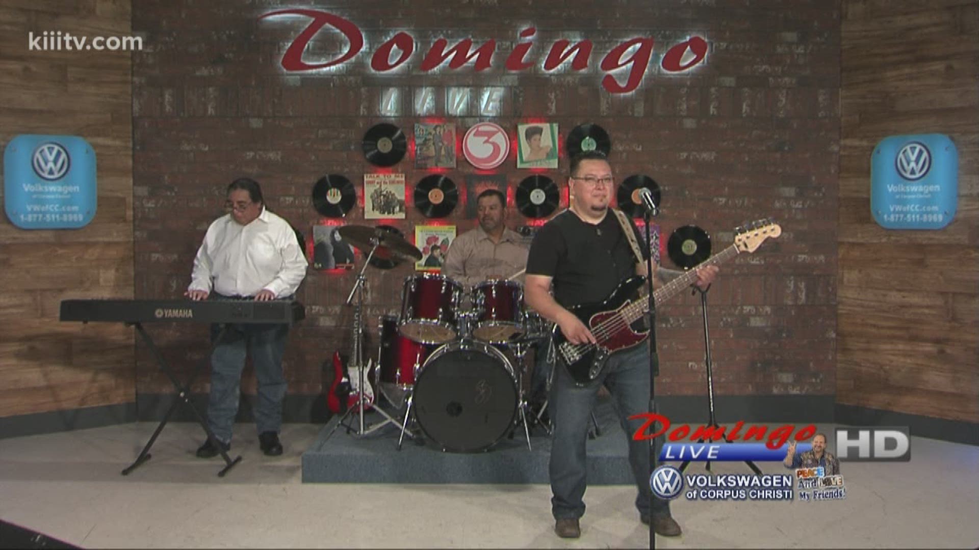 David Lee Rodriguez performing "Como Los Meros Hermanos" on Domingo Live.