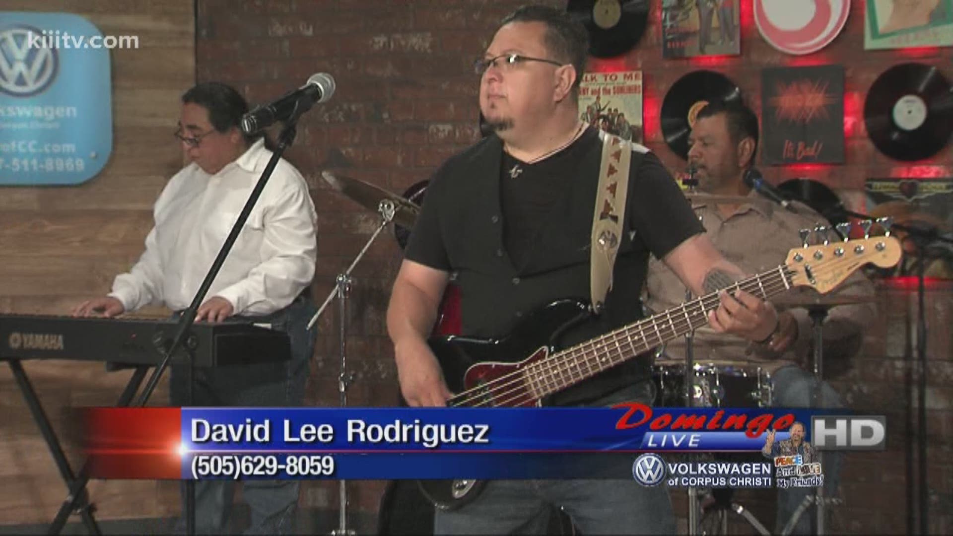 David Lee Rodriguez performing "El Regalo" on Domingo Live.