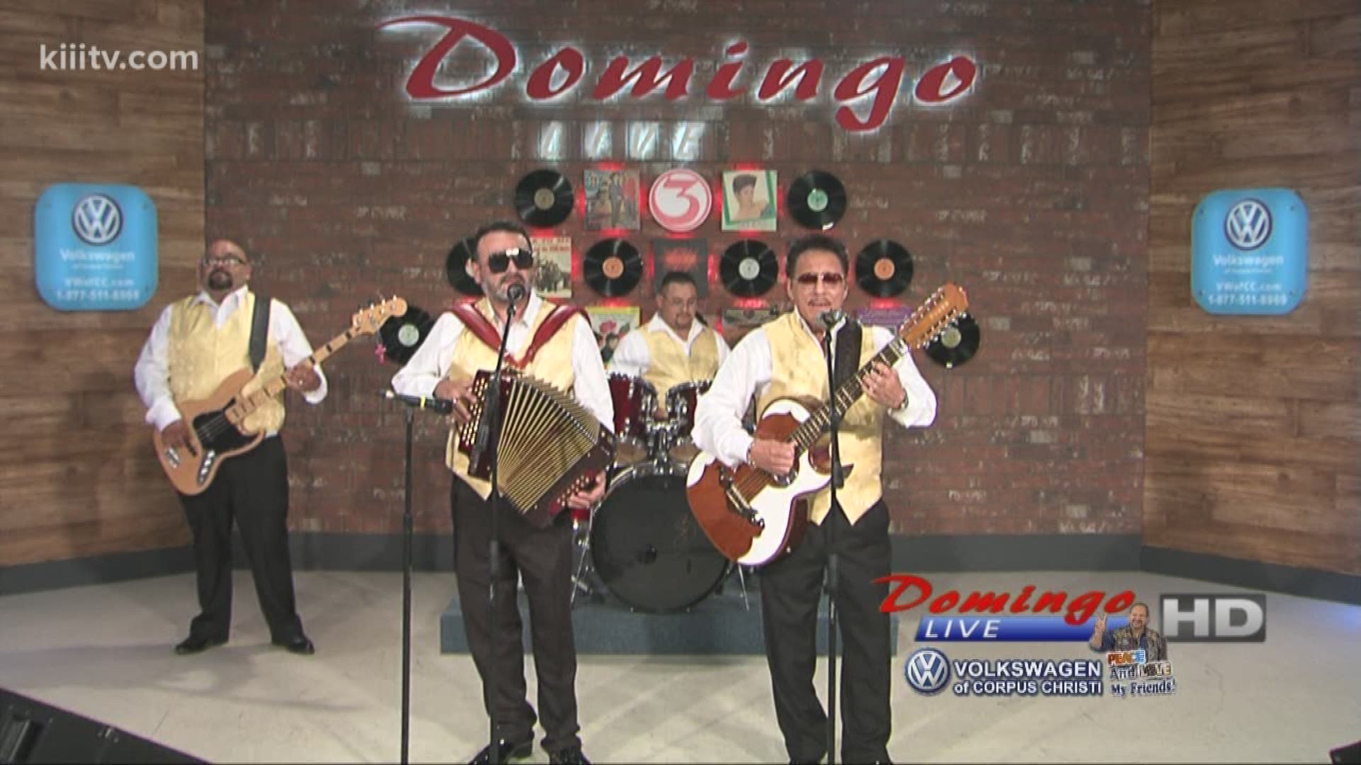Los 2G's performing "Como Una Cualquiera" on Domingo Live.