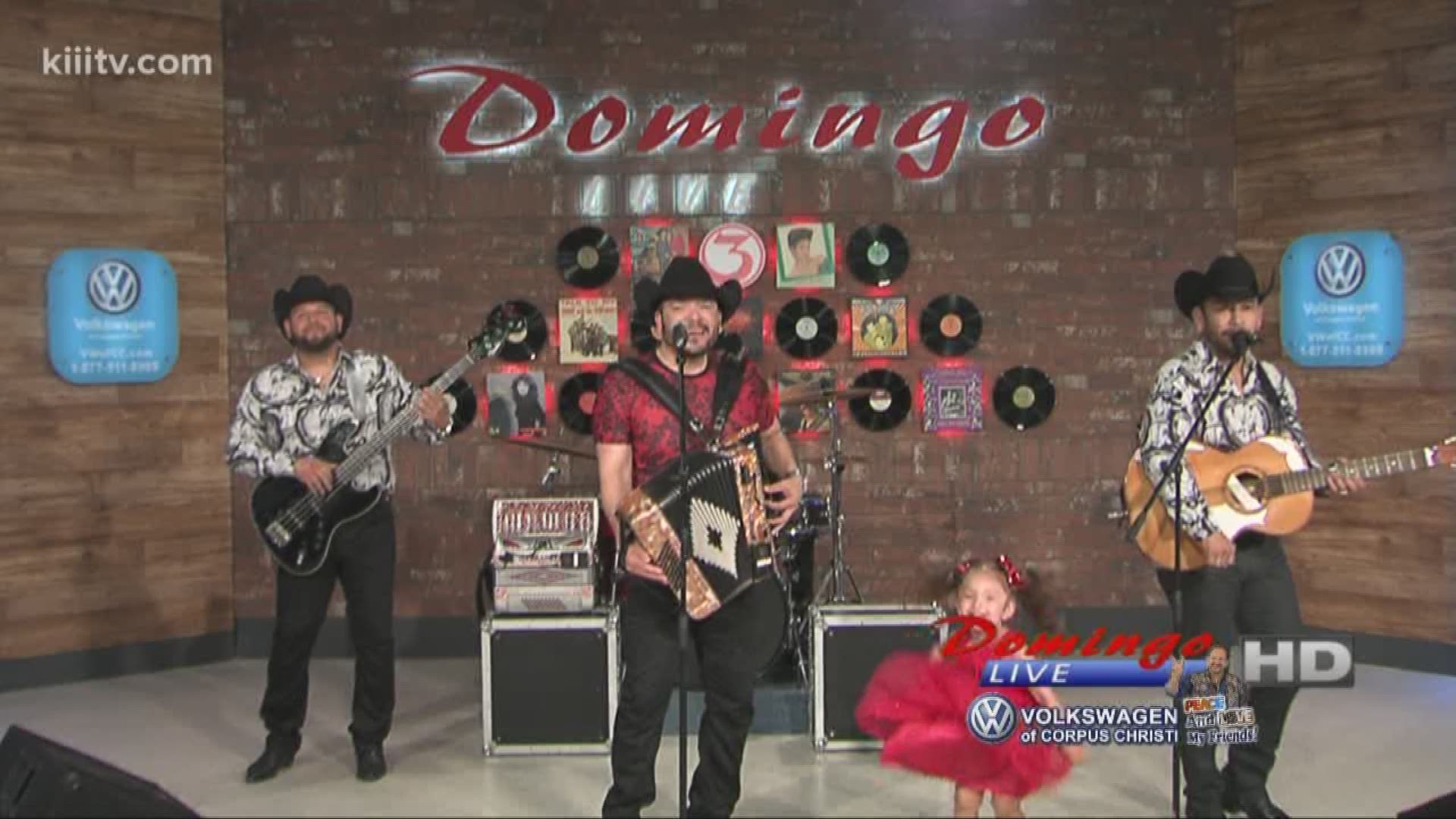 Michael Salgado performing "Mireya De Michoacan" on Domingo Live.