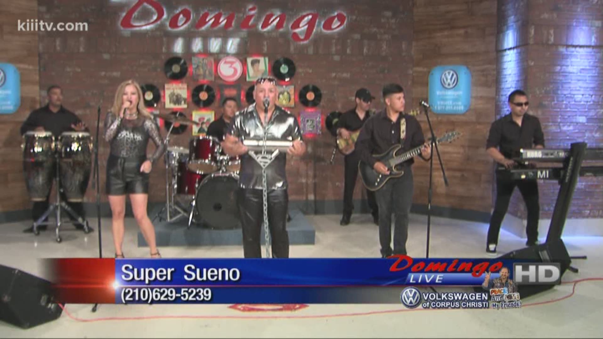 Super Sueno performing "Estupido" on Domingo Live.