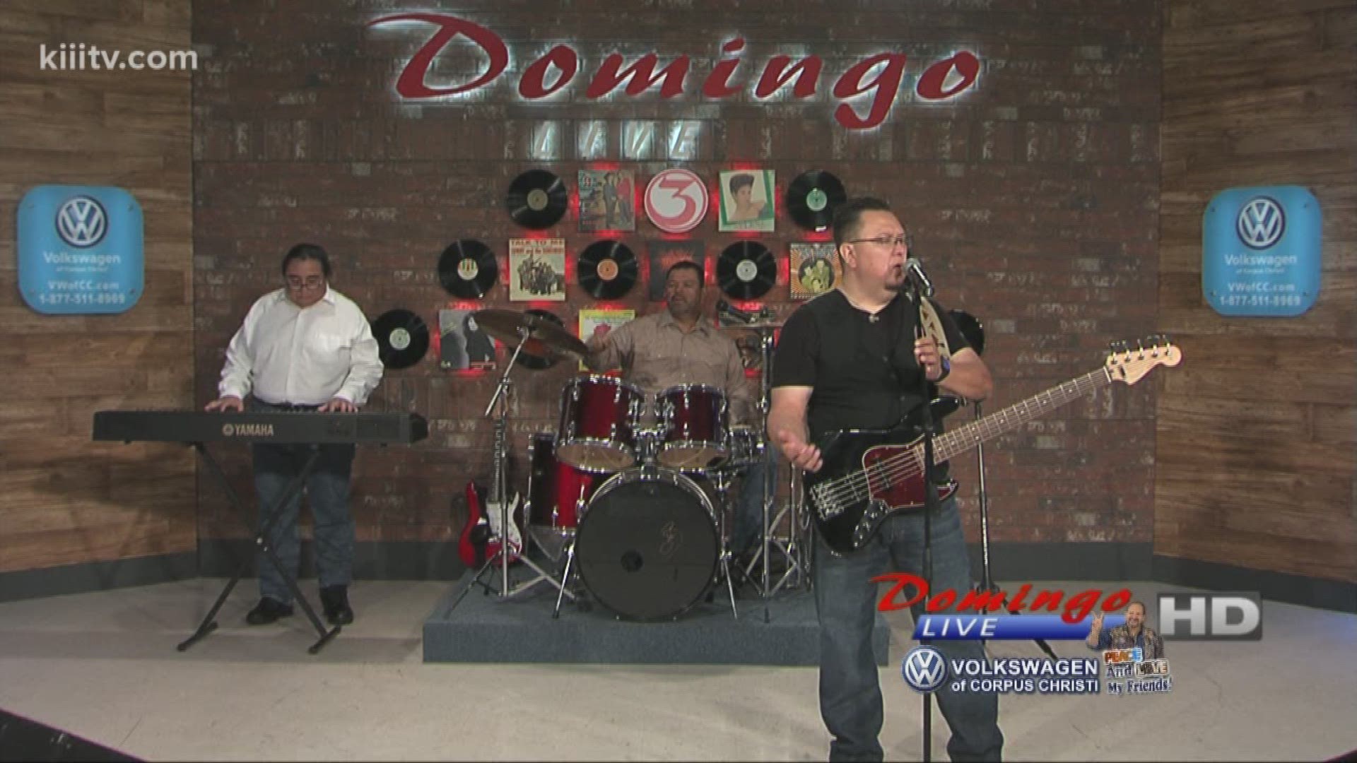 David Lee Rodriguez performing "Fantasia" on Domingo Live.