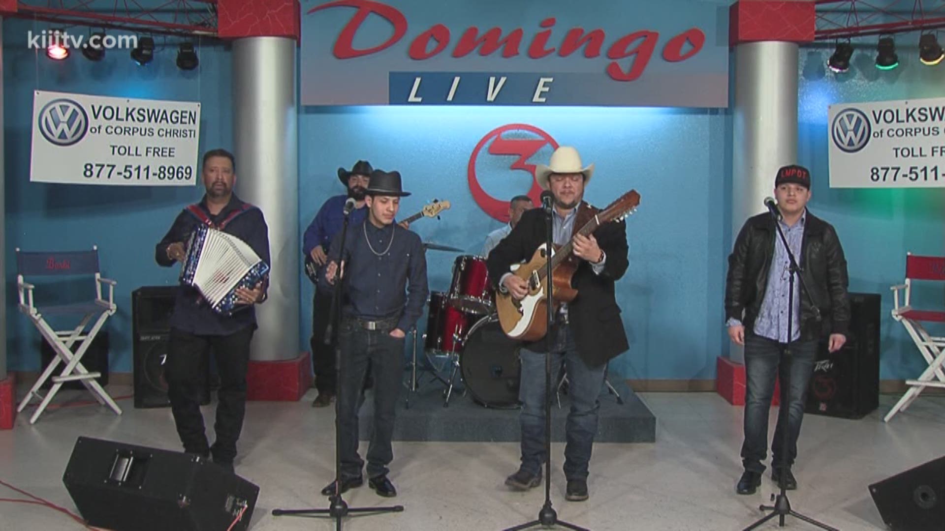 Tony Tigre Saenz performing "Te Ame De Verdad" on Domingo Live.