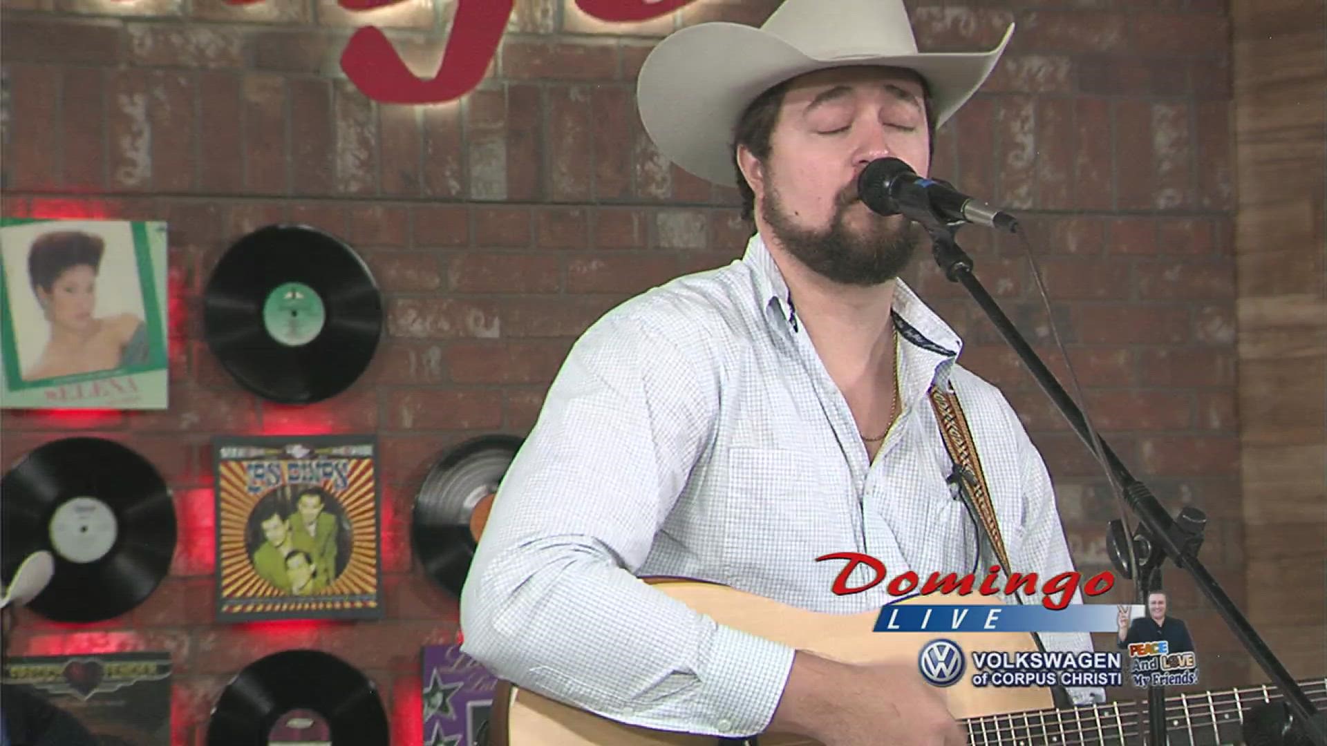 Country singer-songwriter Matthew Ryan and his band perform his newest single "Honky Tonk Downstairs" on Domingo Live.