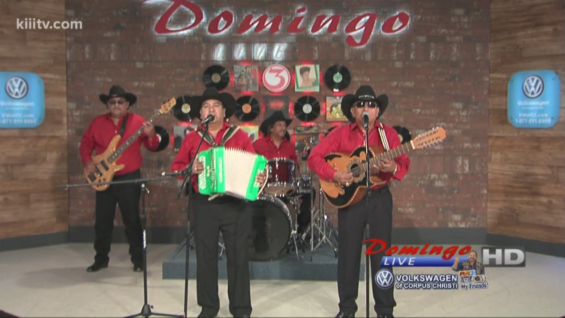 Los Tremendos De George Y Oscar performing "Un Cachito" on Domingo Live.