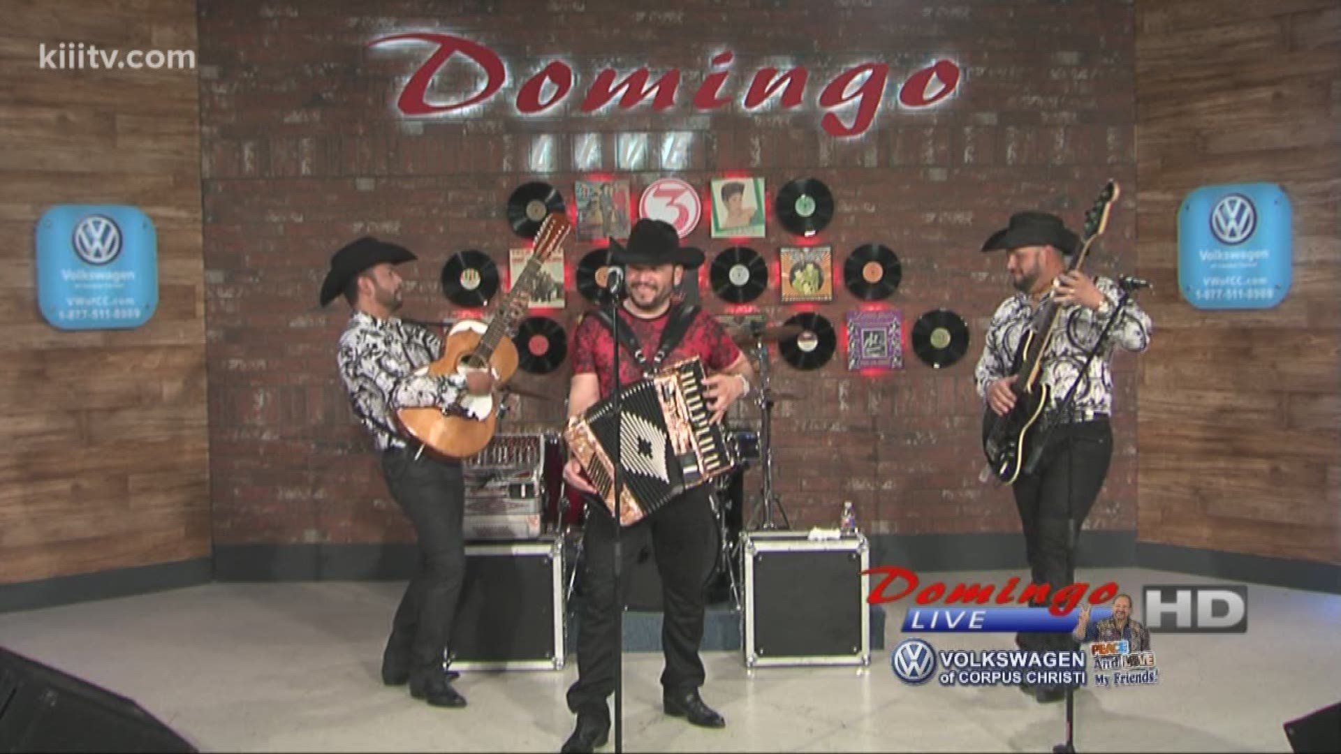 Michael Salgado performing "Besitos Convenencieros" on Domingo Live!
