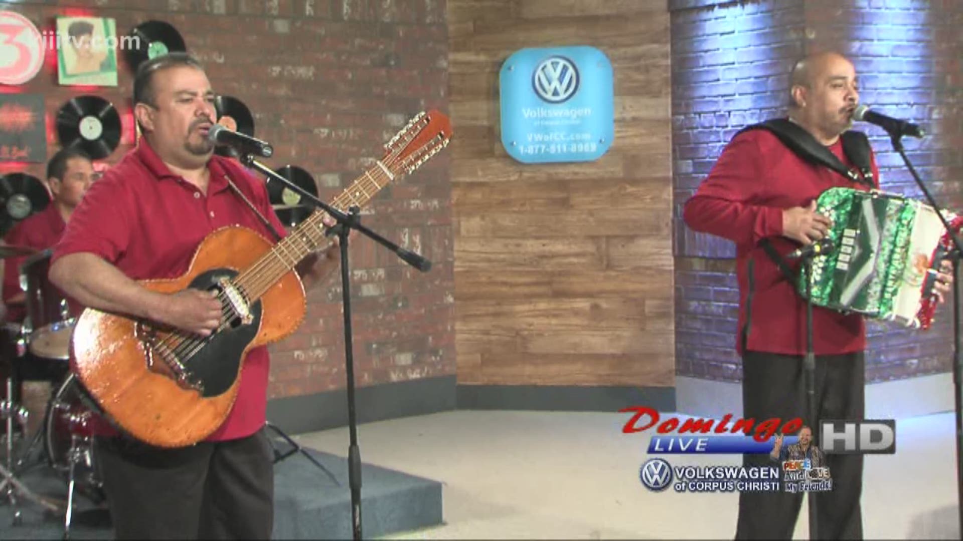 Los Hermanos De Leon performing "Por Amor Al Dinero" on Domingo Live.
