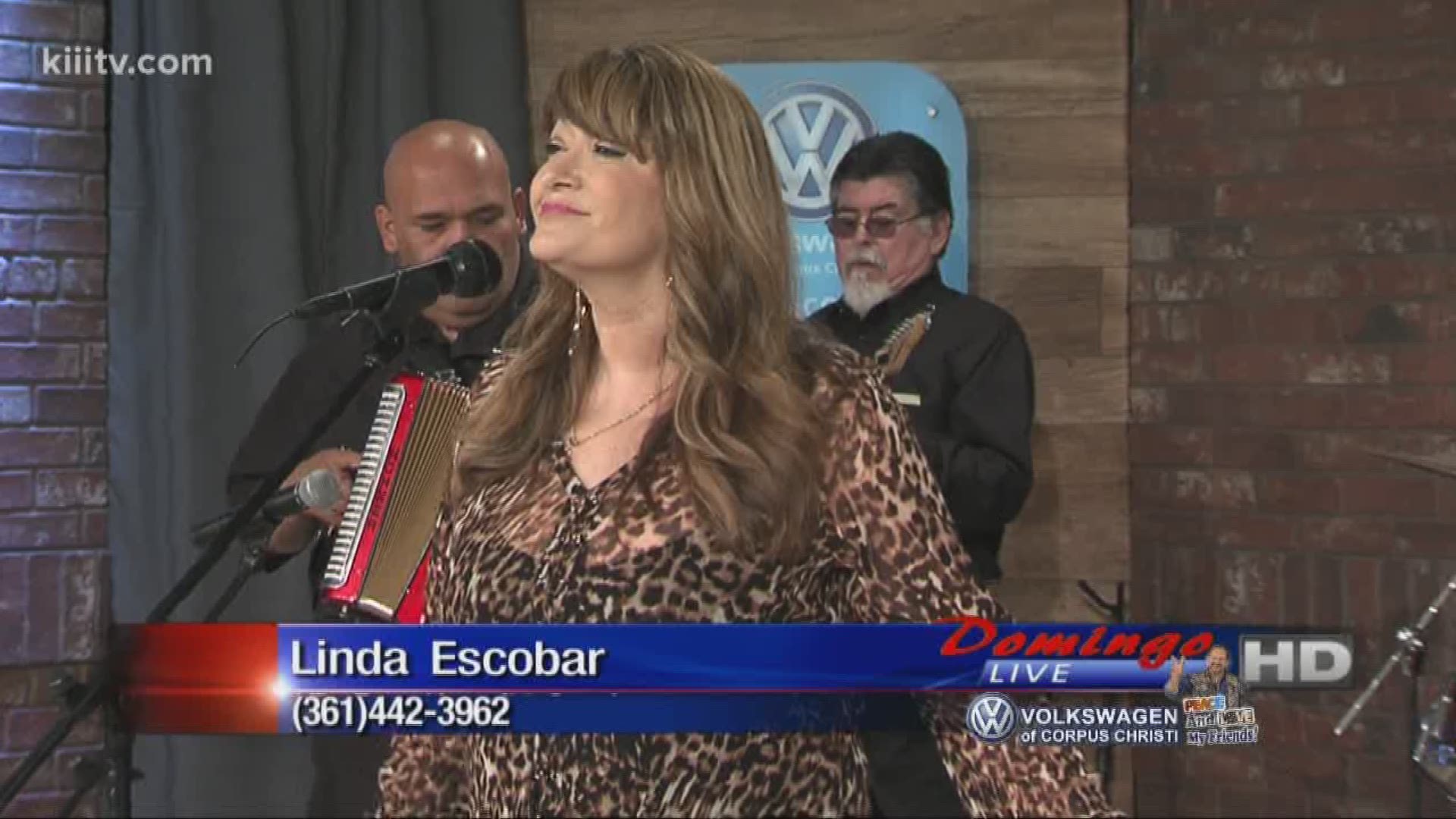 Linda Escobar performing "La Revancha" on Domingo Live.
