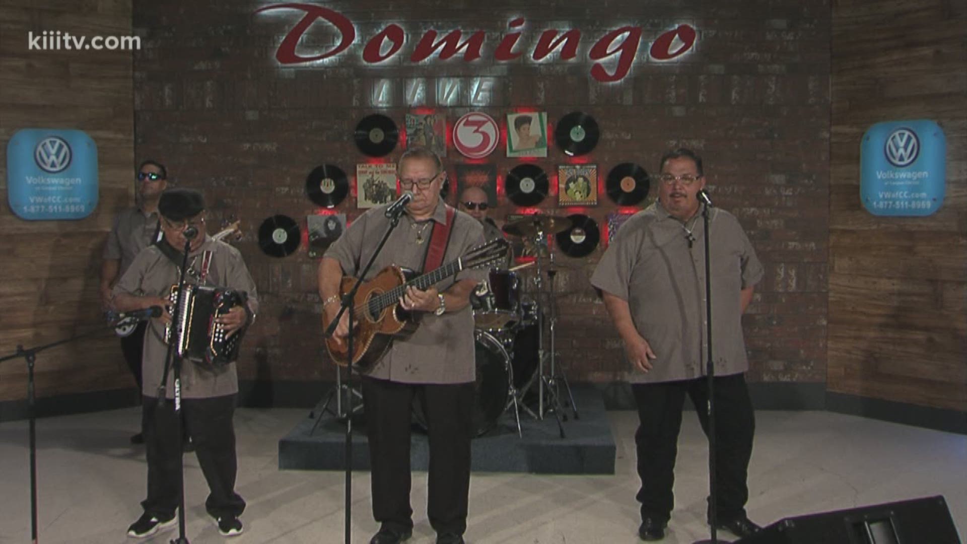 Los Nuevos Campeones performing "Suspiro Por Ti" on Domingo Live.
