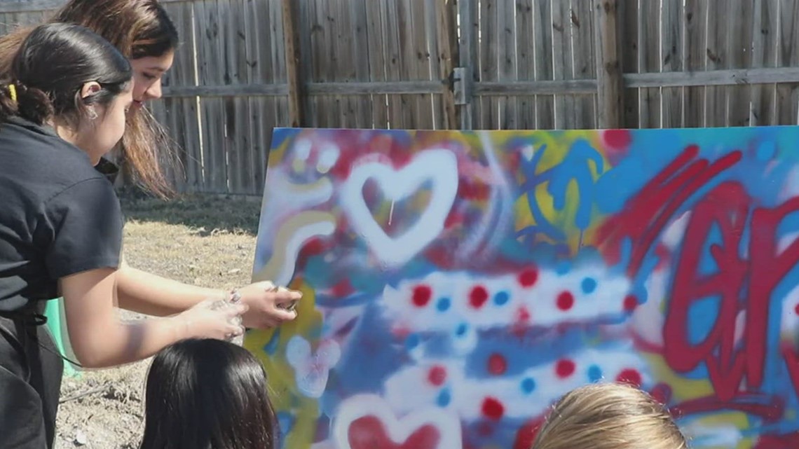 G-P ISD art students learn from muralist Daniel de Leon - Vimarsana News