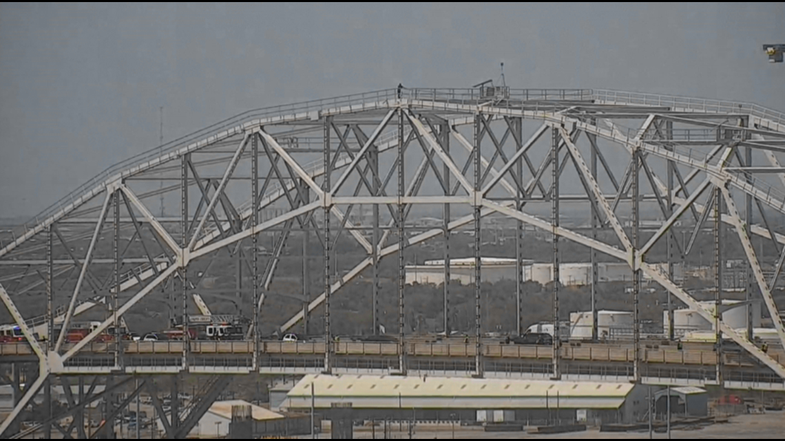 Harbor Bridge lanes closed after man climbs to the top, police respond