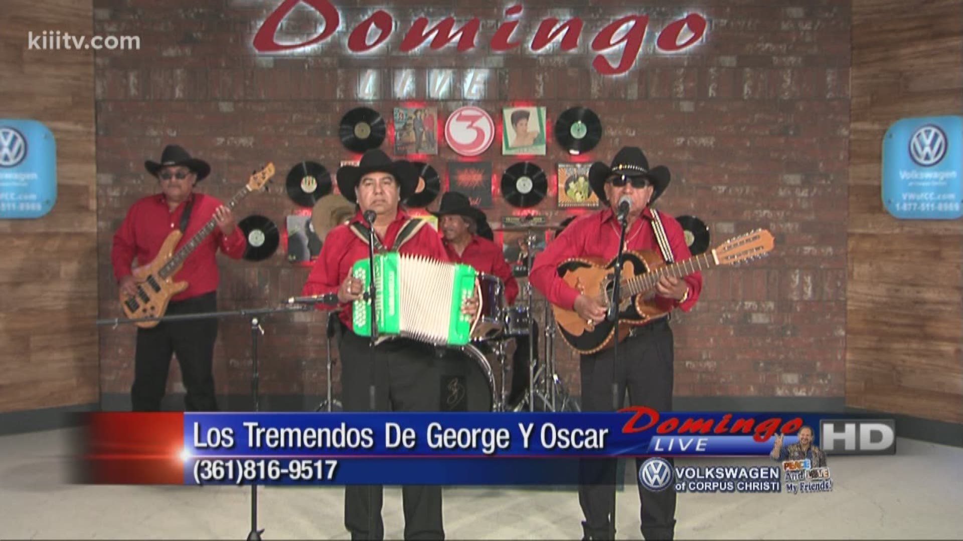 Los Tremendos De George Y Oscar performing "Para Que Me Haces Llorar" on Domingo Live.