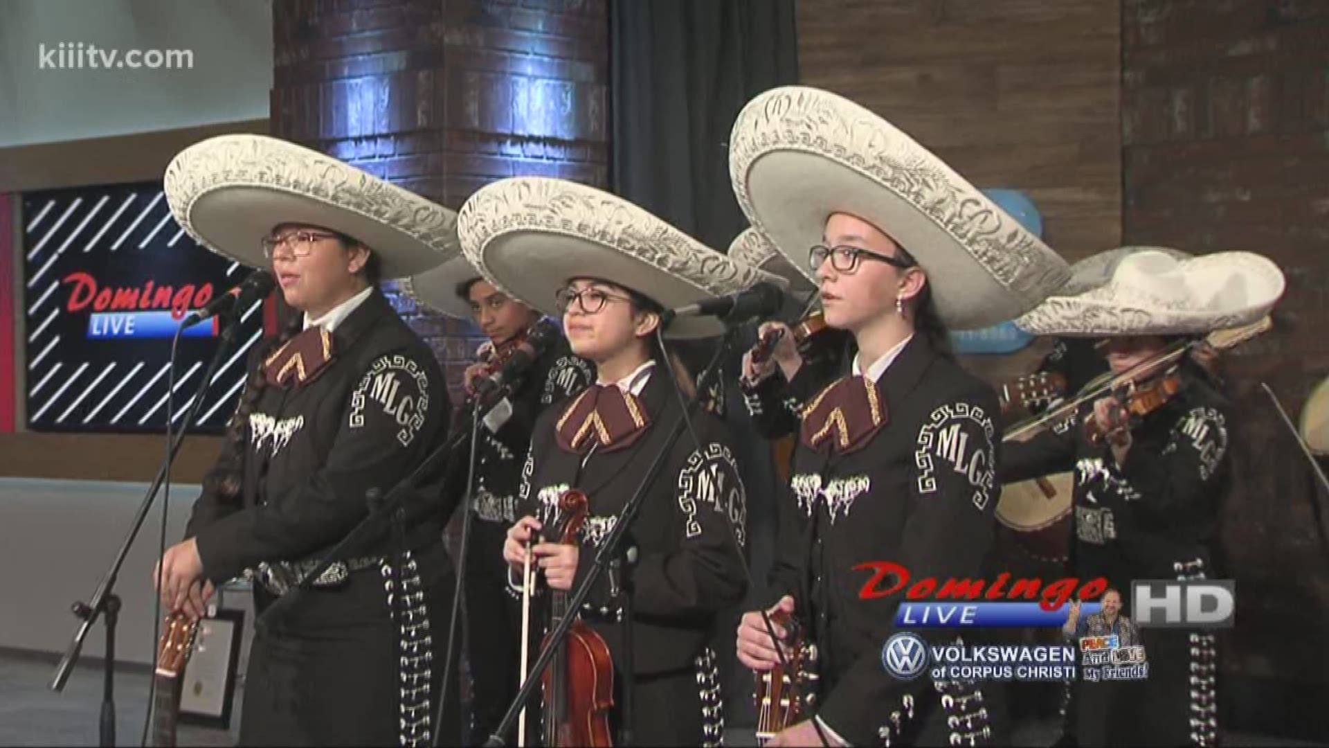 Tuloso Midway Middle School Mariachi performing "Las Llaves de Mi Alma" on Domingo Live.