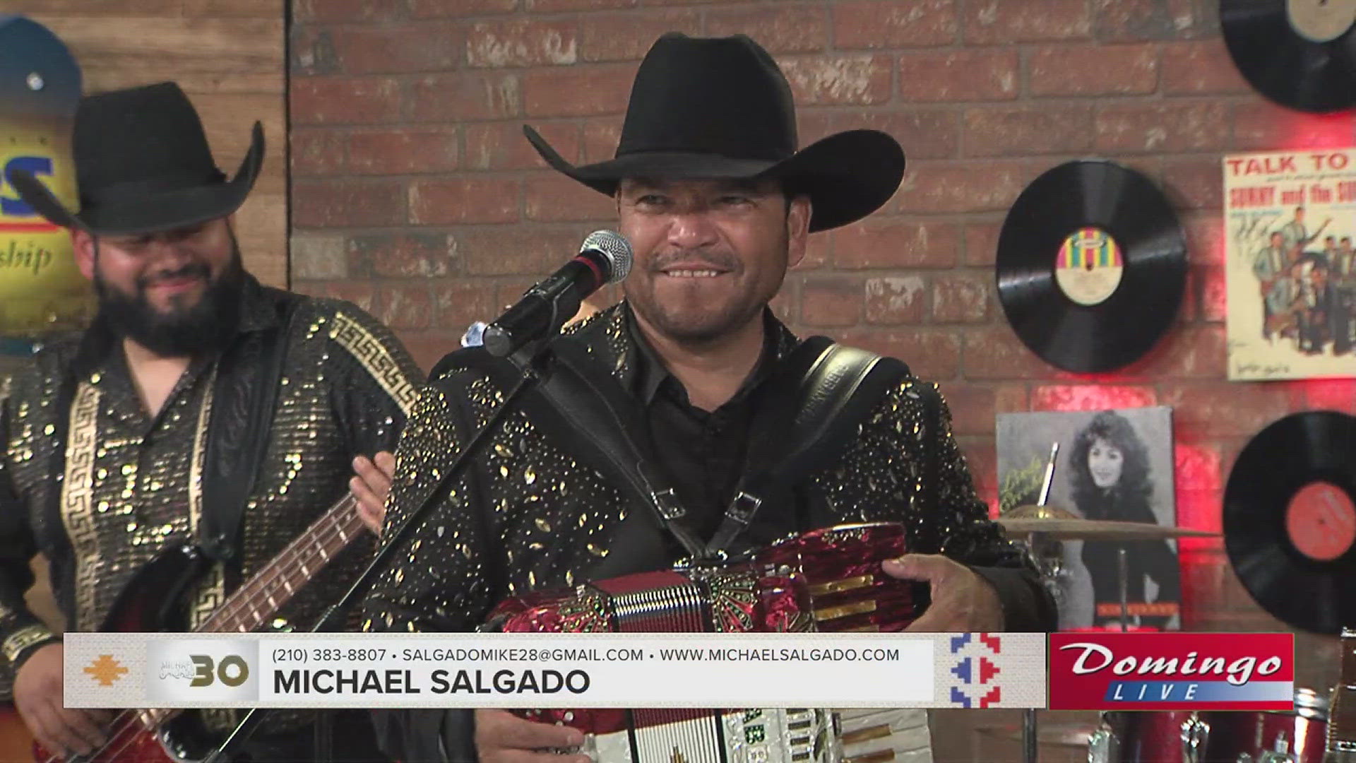 Junior Host Bella interviews Michael Salgado on Domingo Live, followed by a performance of "Sin Ella."