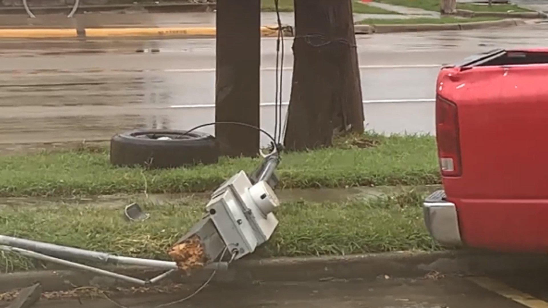 Truck crashes into pole on Morgan Ave. | kiiitv.com