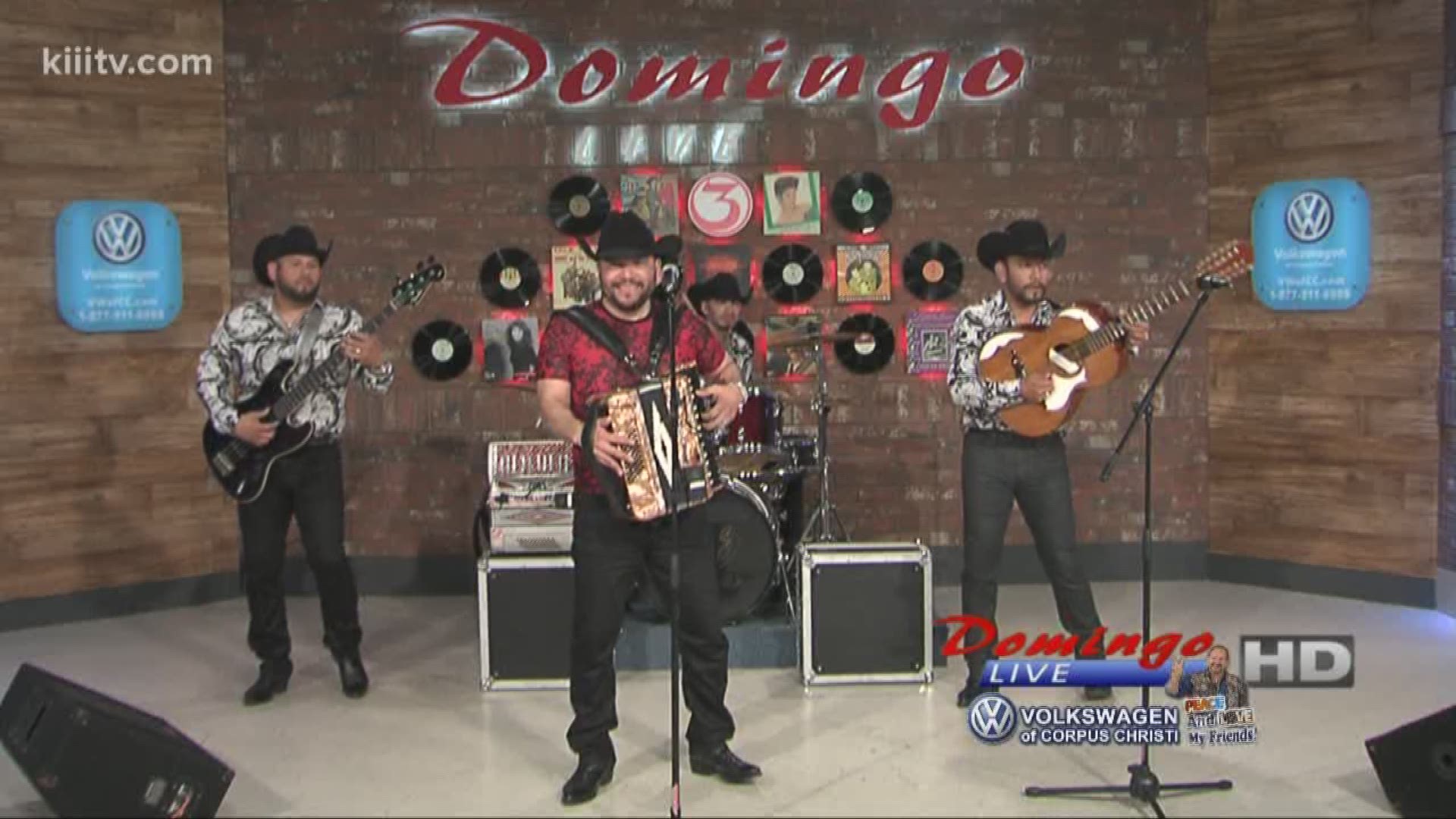 Michael Salgado performing "Domingo En Juarez" on Domingo Live.