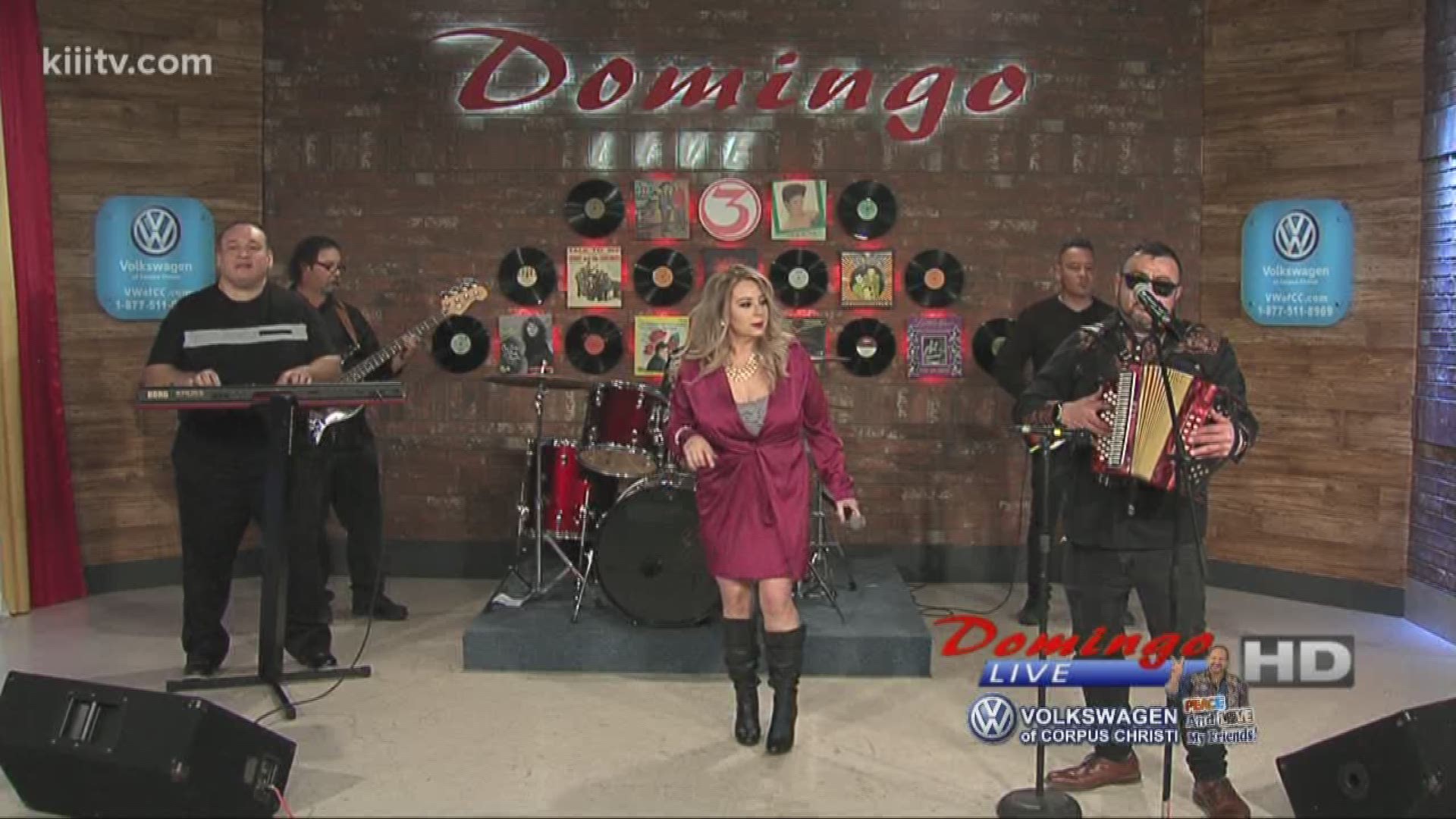 Lucy Rodriguez performing "Demasiado Amor" on Domingo Live.