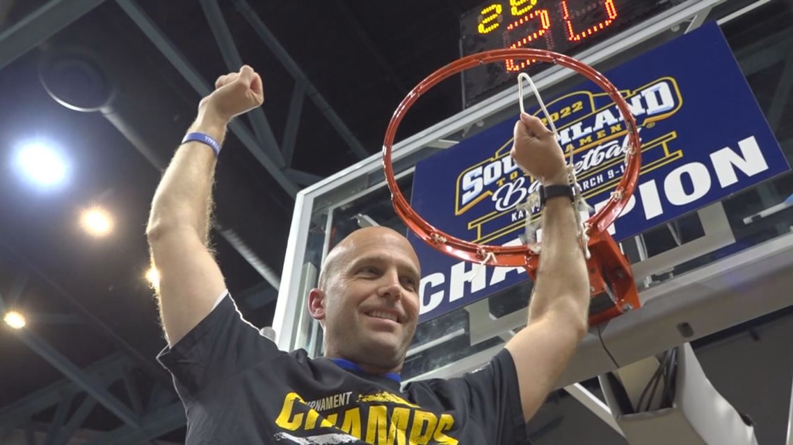 Men's basketball clinches Southland berth with HBU win - Texas A&M-Corpus  Christi Athletics