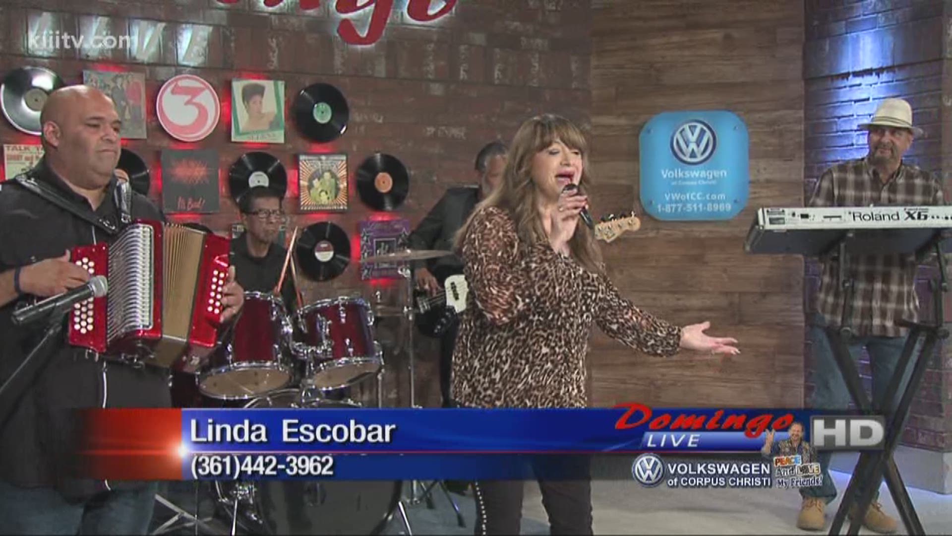 Linda Escobar performing "Dejanme Vivir Mi Vida" on Domingo Live.