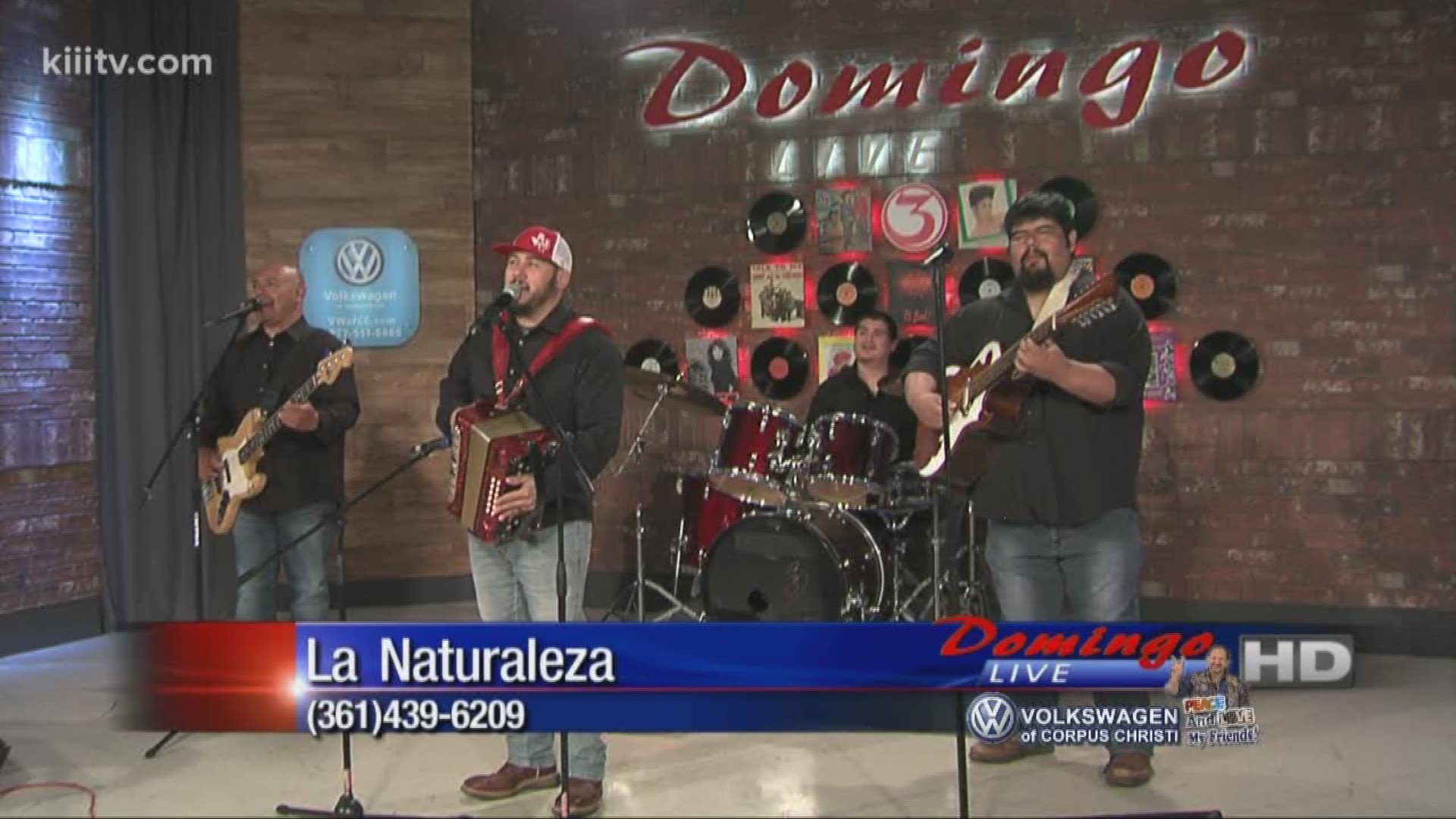 La Naturaleza performing "Dulce Amor" on Domingo Live.