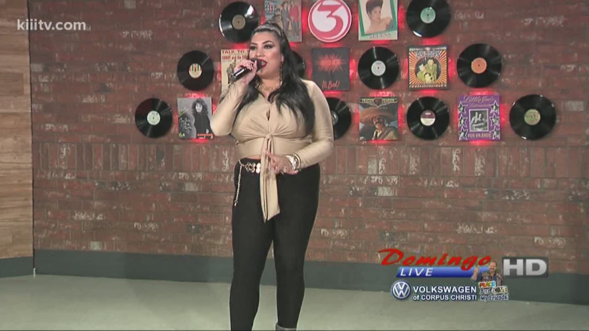 Krystal Diaz performing "Adios Amor" on Domingo Live.