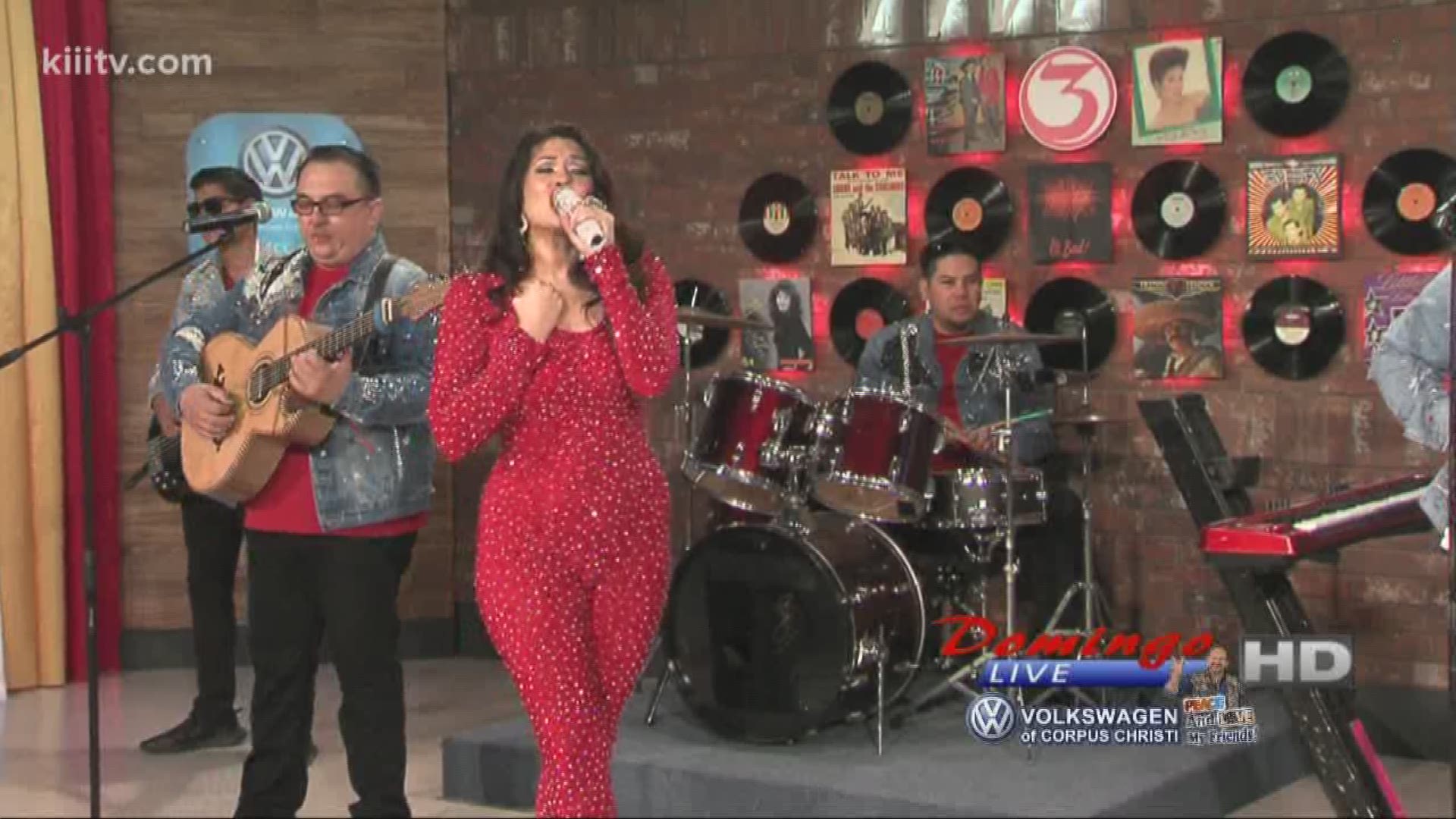 Magali Delarosa performing "Me Vas A Querer" on Domingo Live.