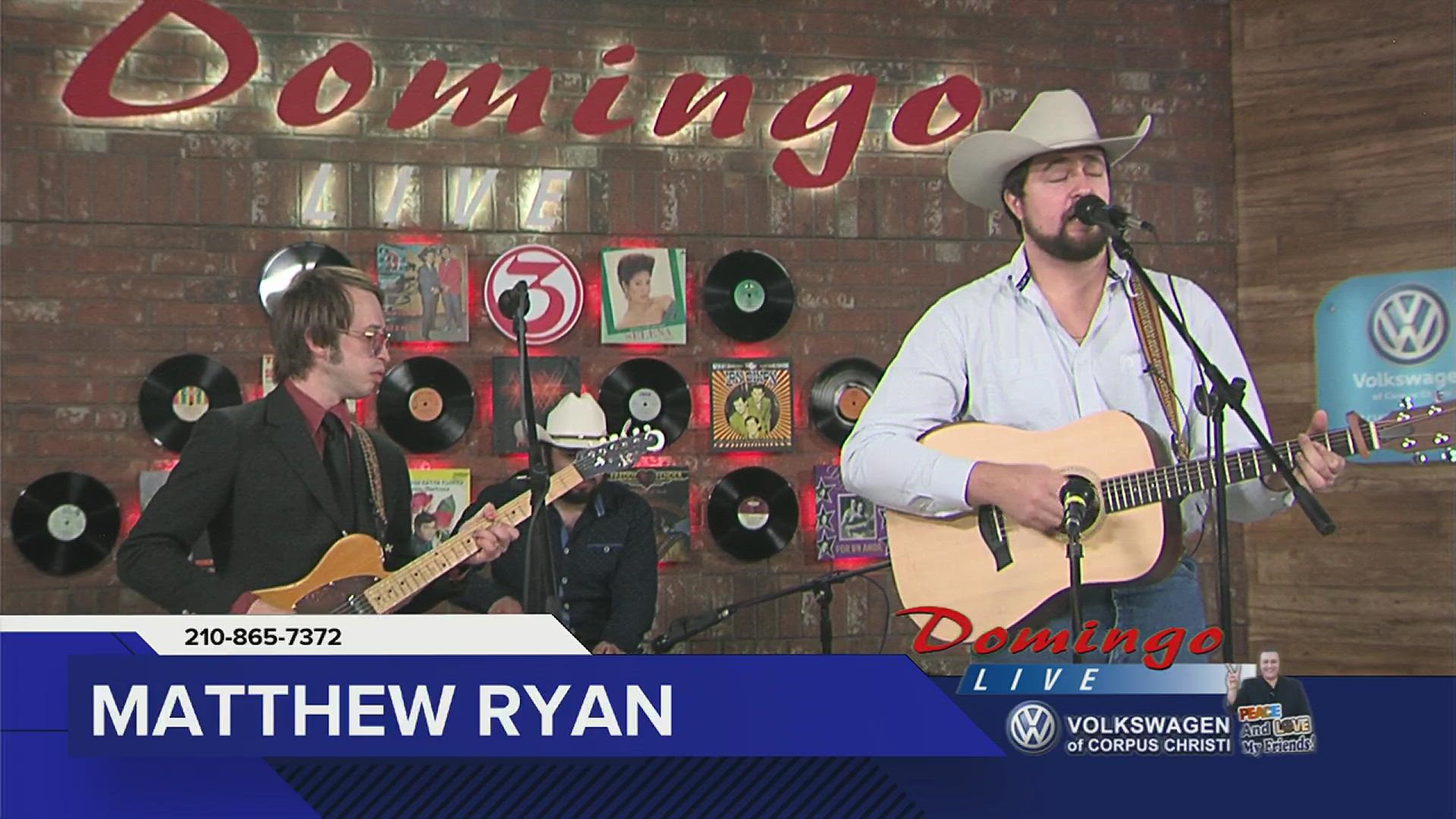 Country singer-songwriter Matthew Ryan and his band perform a cover of Waylon Jennings' "Only Daddy That'll Walk the Line" on Domingo Live.