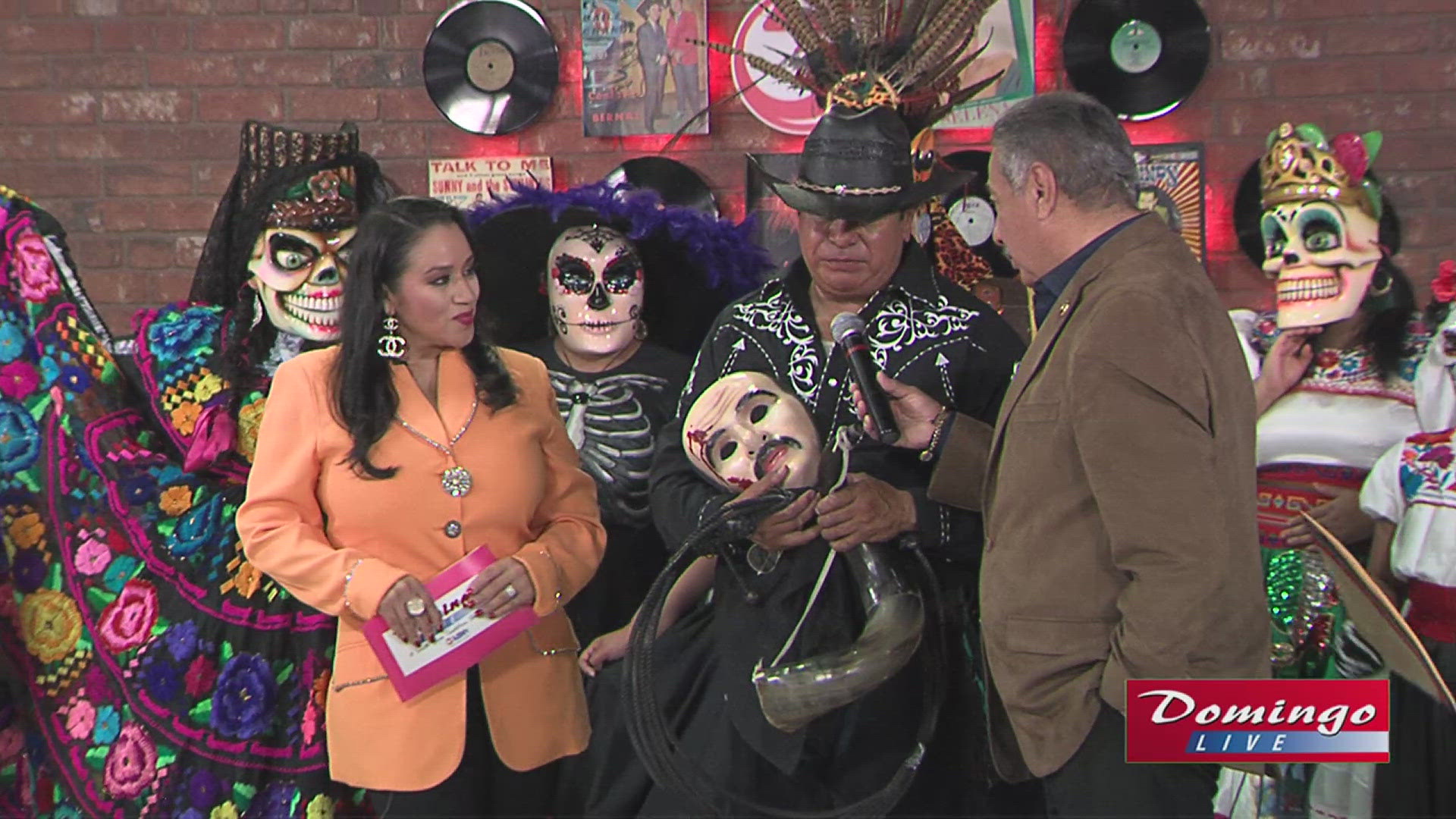 Comparsa Tempoal Veracruz introduces group members, talks about the annual street festival and performs "La Ofrenda."