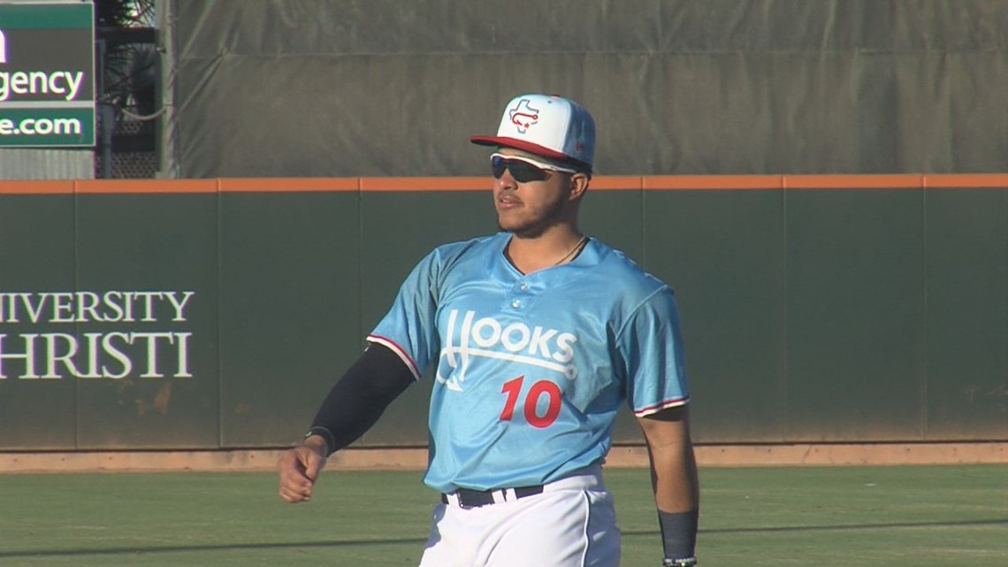 Hooks' offense explodes in Opening Day win over San Antonio