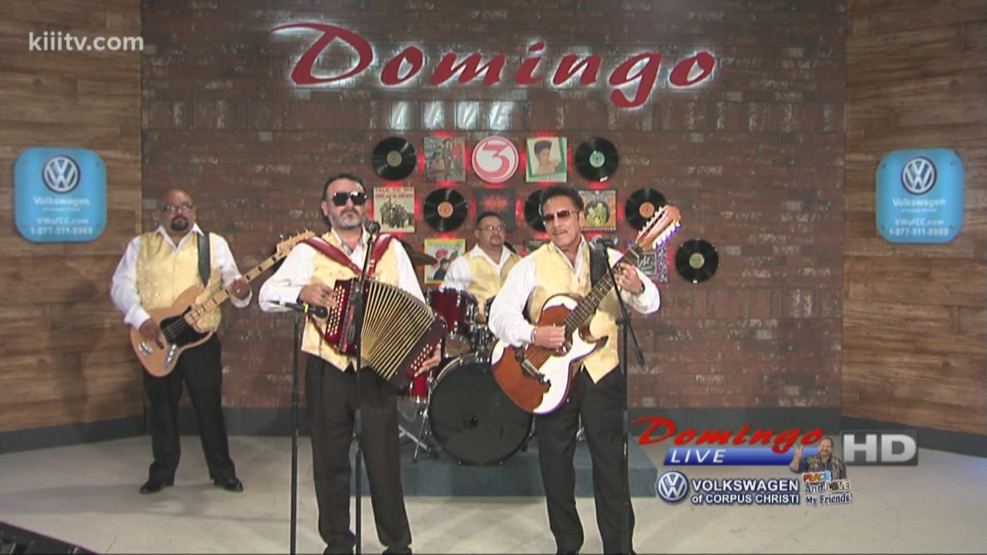 Los 2G's performing "Maldito Mi Suerte" on Domingo Live.