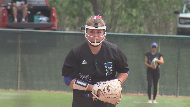 Islanders softball settles for doubleheader split with Lamar