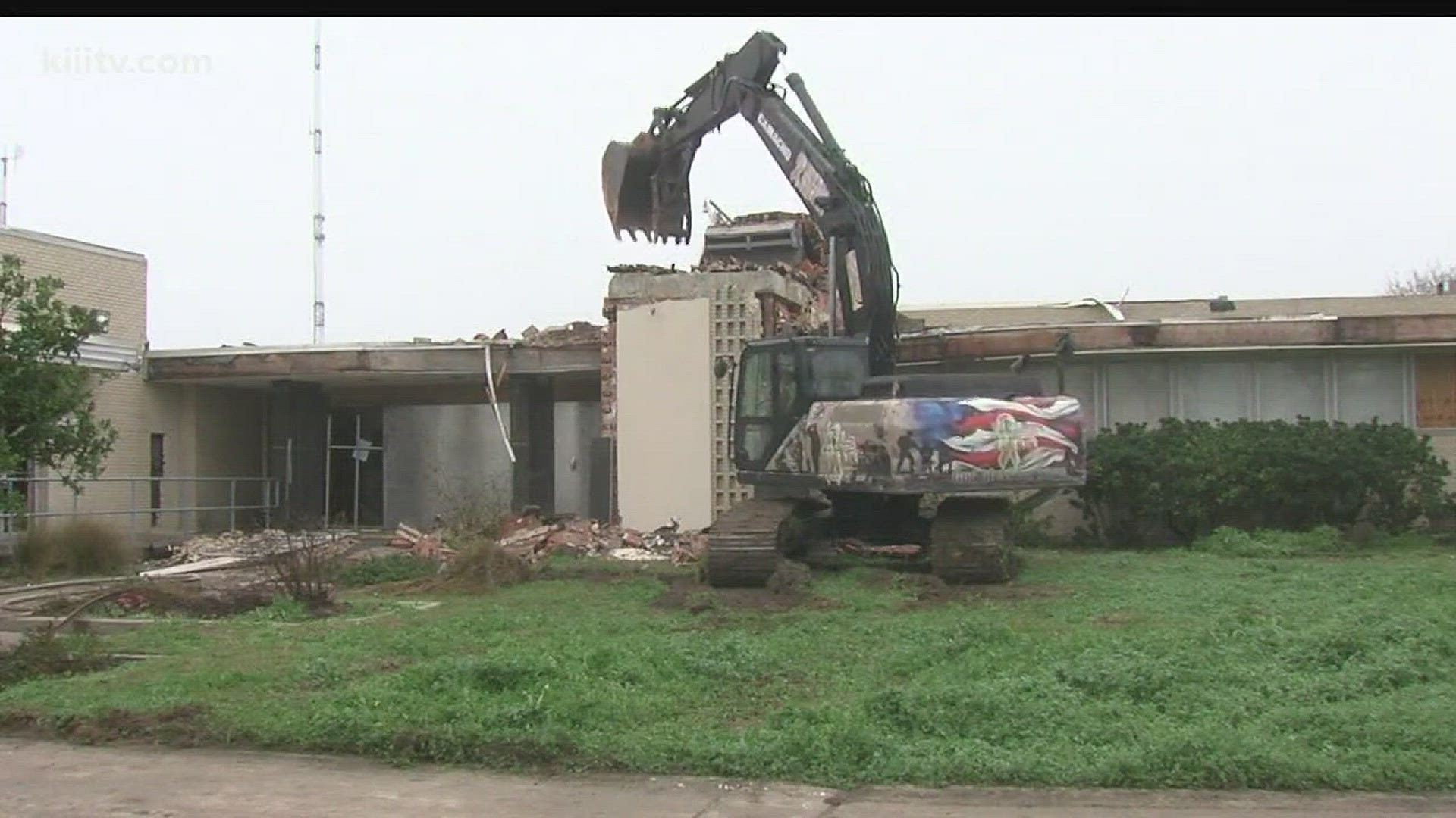 The Aransas County Courthouse came crashing down Thursday as demolition crews finished what Hurricane Harvey started.