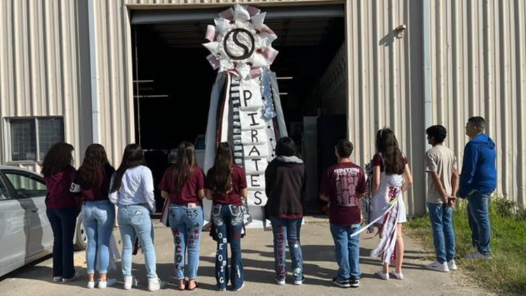 Mum season in Texas: Sinton students go BIG for homecoming