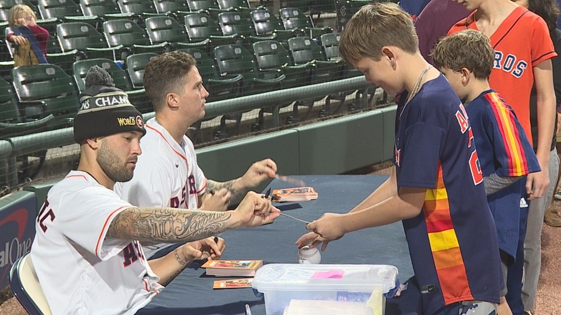 Astros players serve it up at Whataburger by the Bay