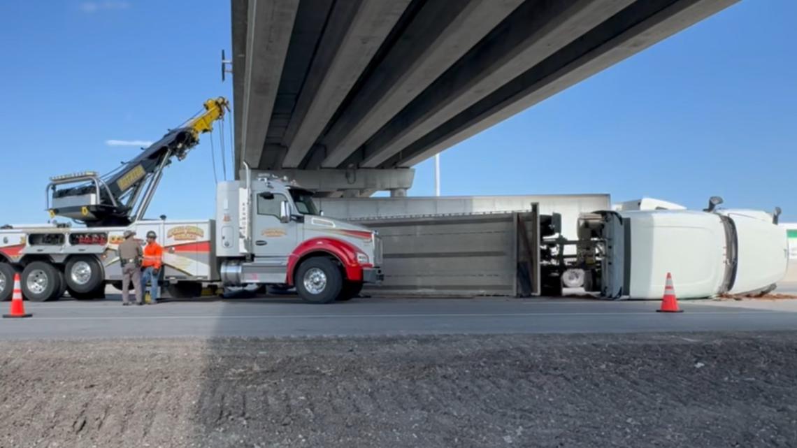 18-wheeler rollover shuts down I-37 South, US 77 near Nueces County line