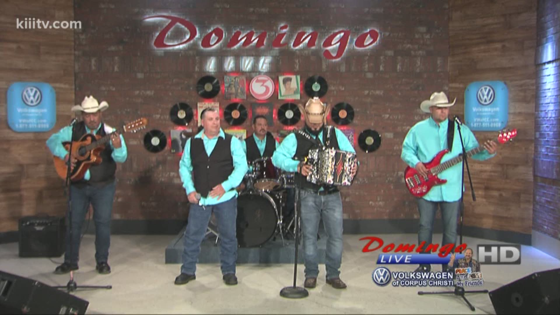 Conjunto Imprezzion performing "Ojo Por Ojo" on Domingo Live.