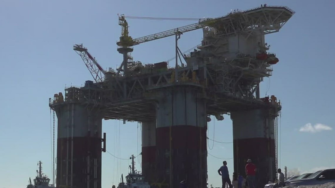 La plataforma petrolera gigante comienza su viaje desde Ingleside.