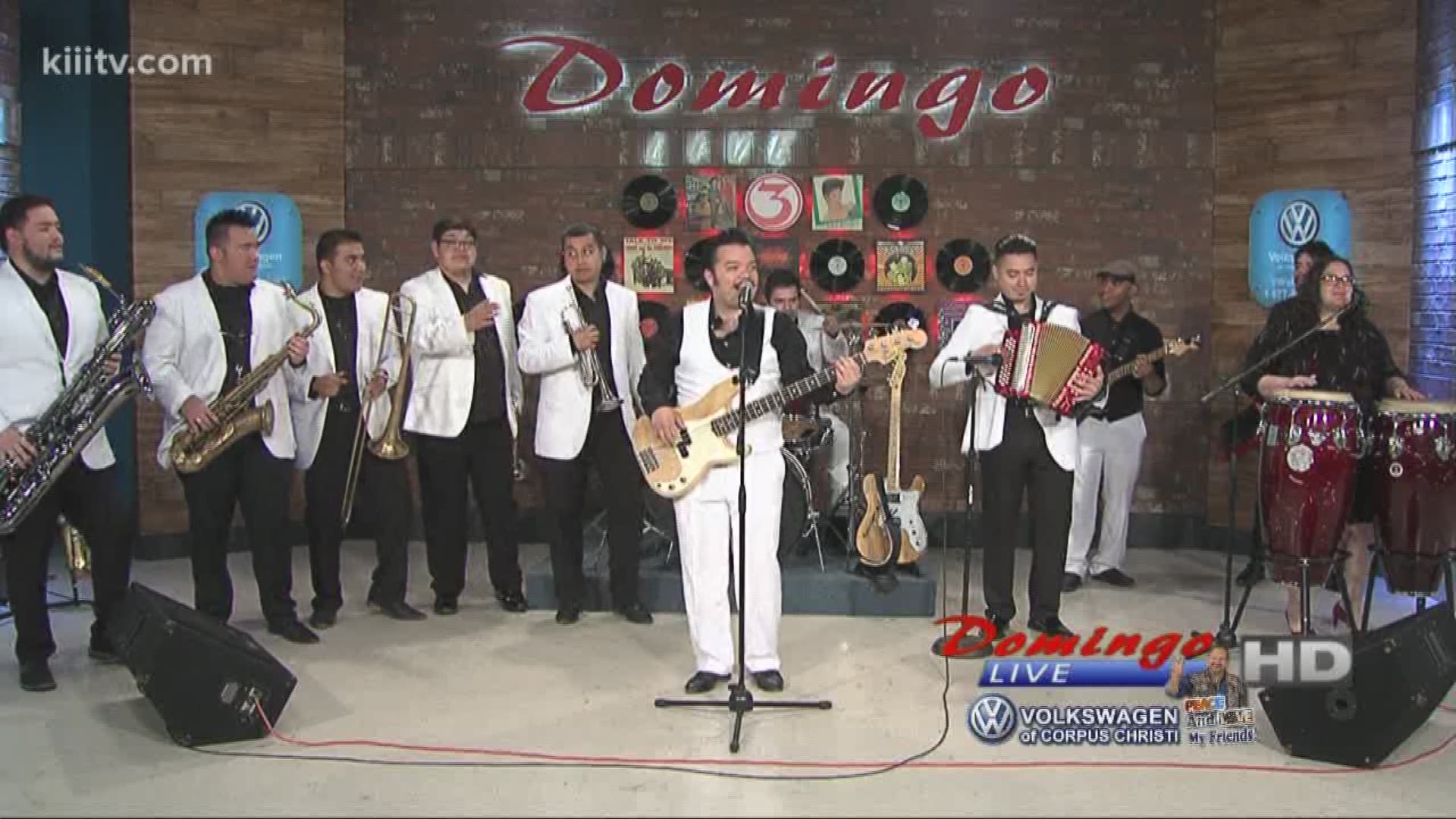 La 45 performing "La Zampa" on Domingo Live!