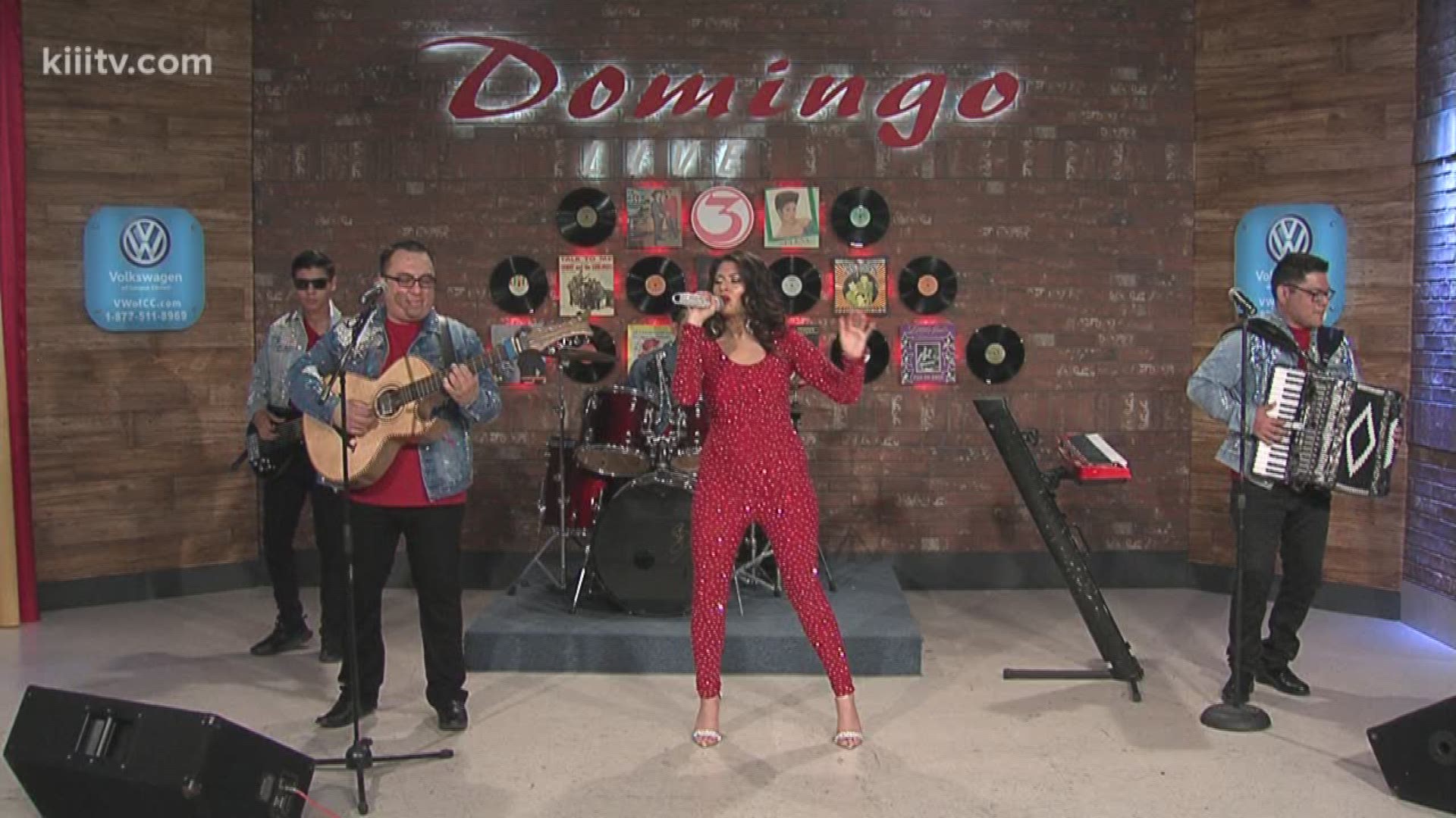Magali Delarosa performing "Yo No Se Manana" on Domingo Live.