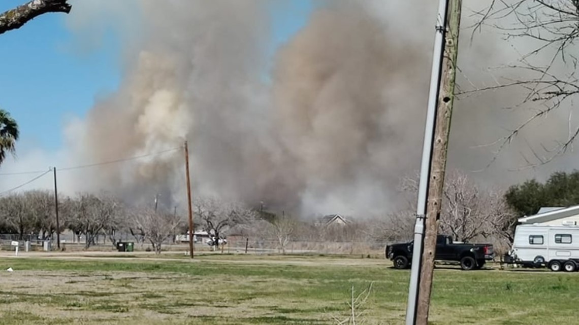 Sinton fire officials respond to large grass fire