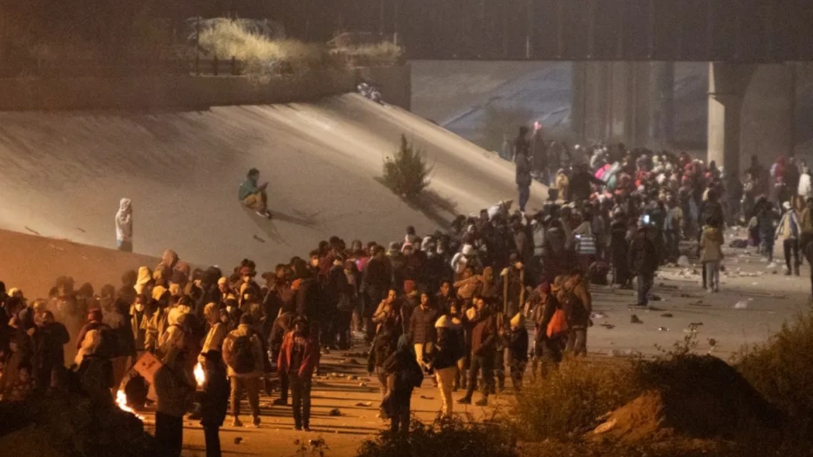 Group of 1,500 migrants cross border into El Paso | kiiitv.com