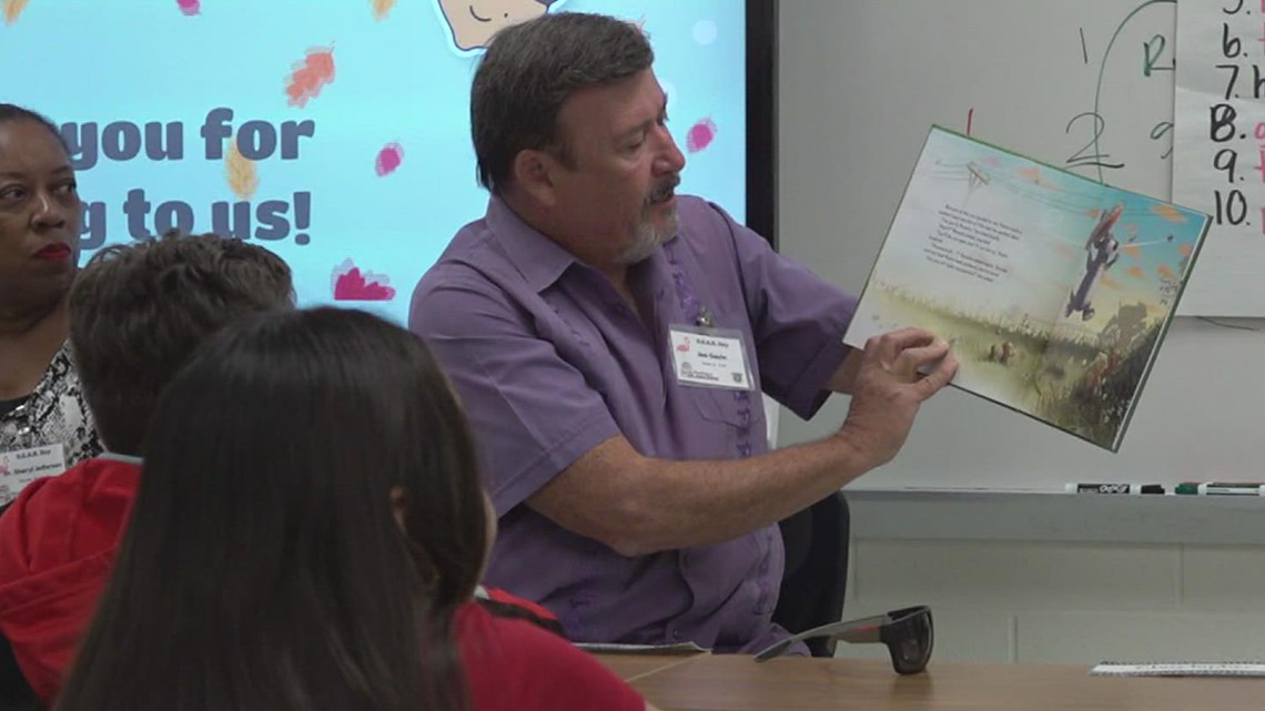 Corpus Christi leaders 'Drop Everything and Read' to students - Vimarsana News