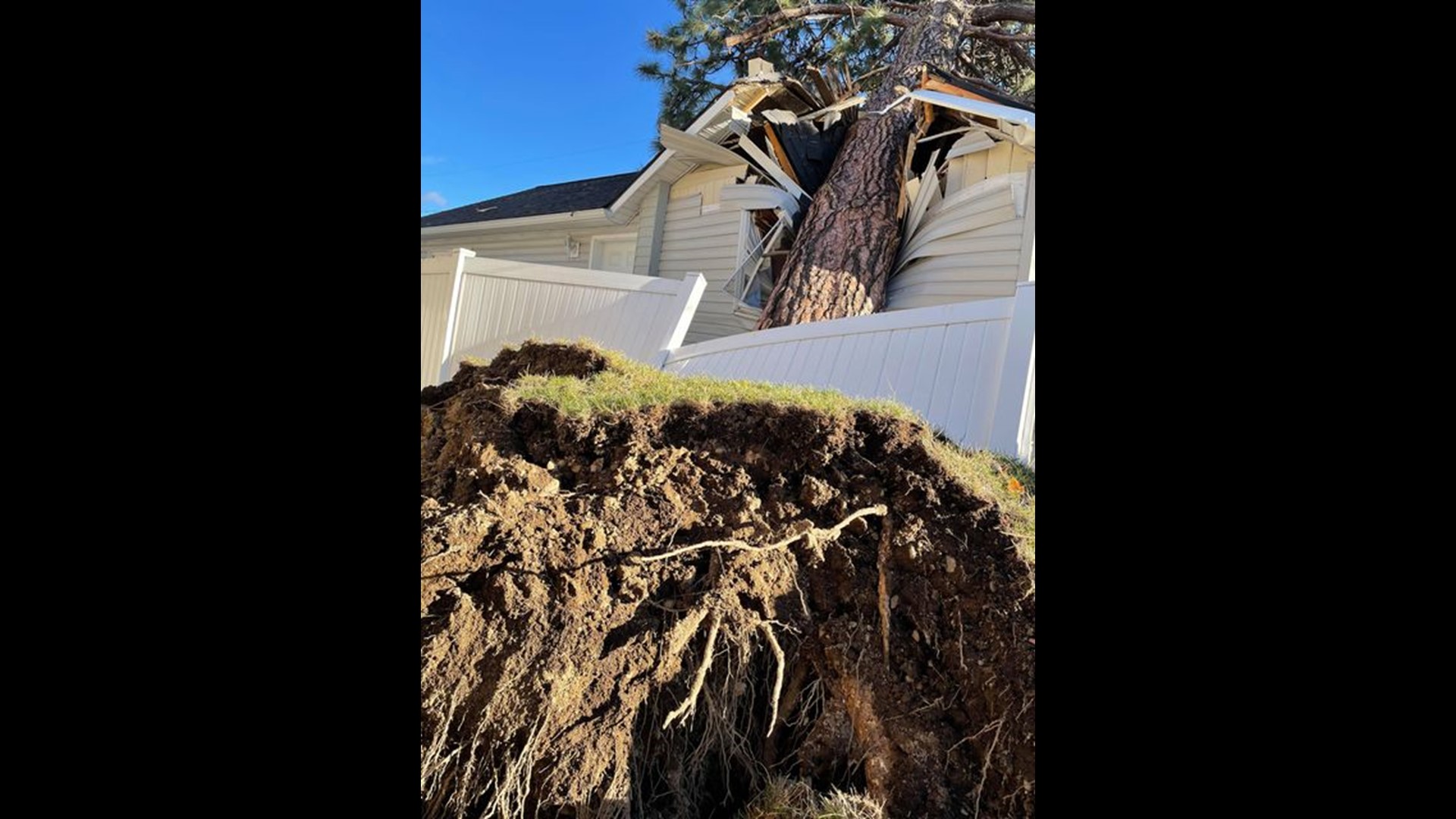 Spokanearea windstorm leaves 2 dead, another injured