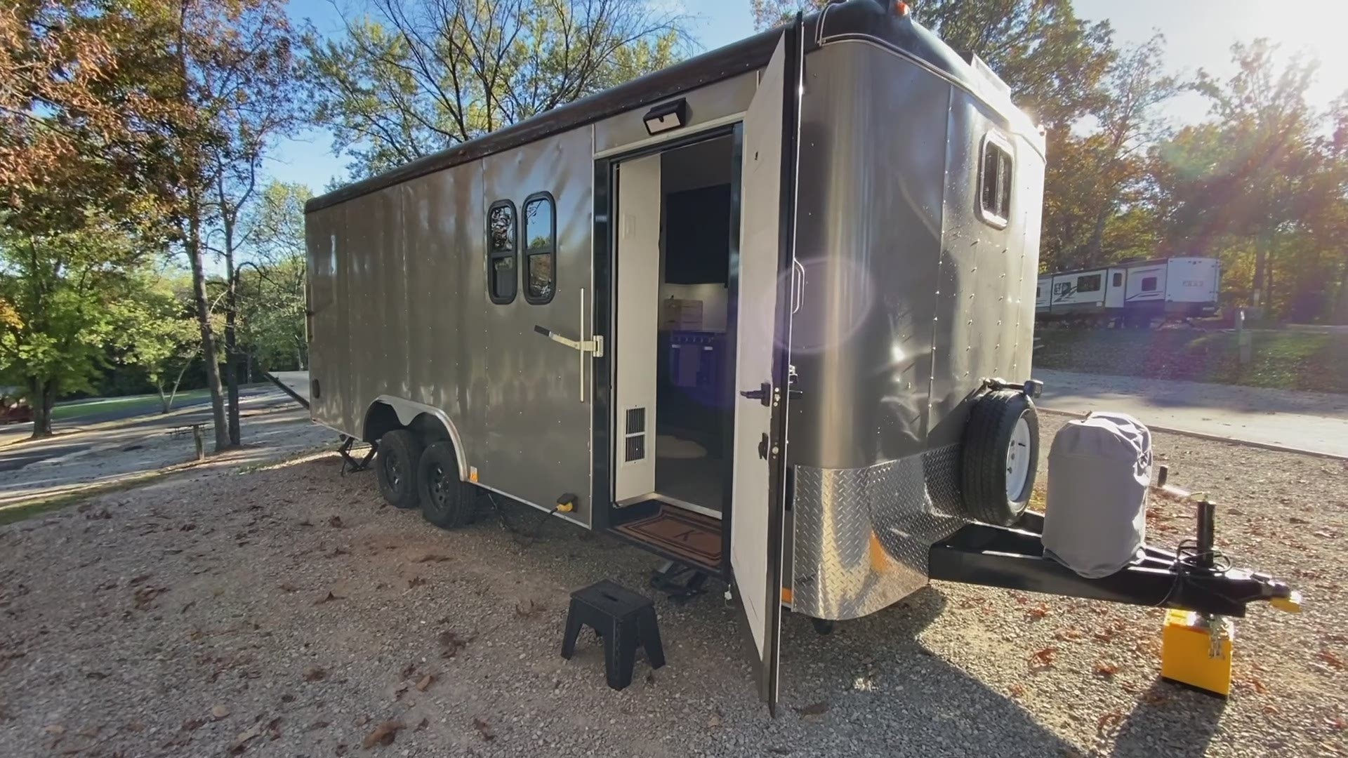 As COVID-19 restrictions upend our daily lives, one Houston couple has converted a toy hauler to a hotel suite on wheels. Now they're traveling the U.S.