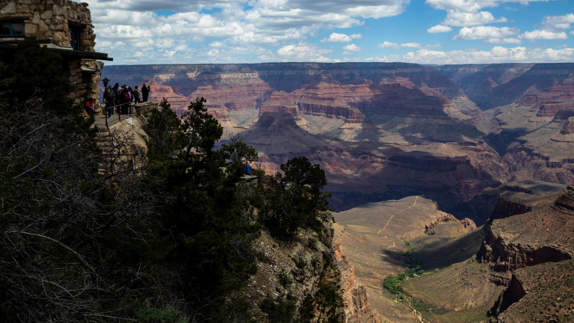 The National Parks Service is investigating the death of an Austin man who was hiking in the Grand Canyon.