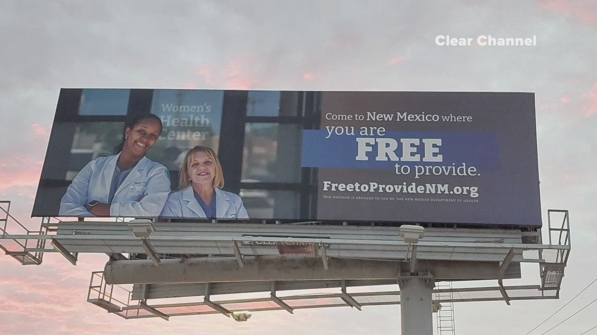 The campaign, which includes billboards and ads in major newspapers, aims to attract doctors to New Mexico.